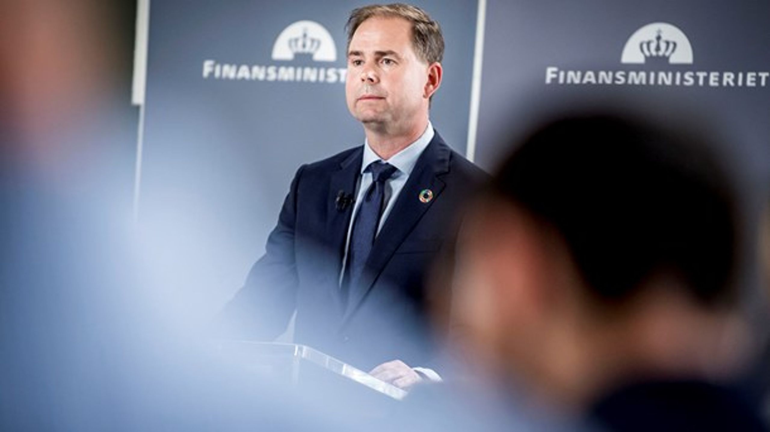 På kort sigt er dansk økonomi blevet forværret, på lang sigt ser det til gengæld nu bedre ud. Det er bundlinjen i regeringens kassetjek og nye økonomiske redegørelse.
