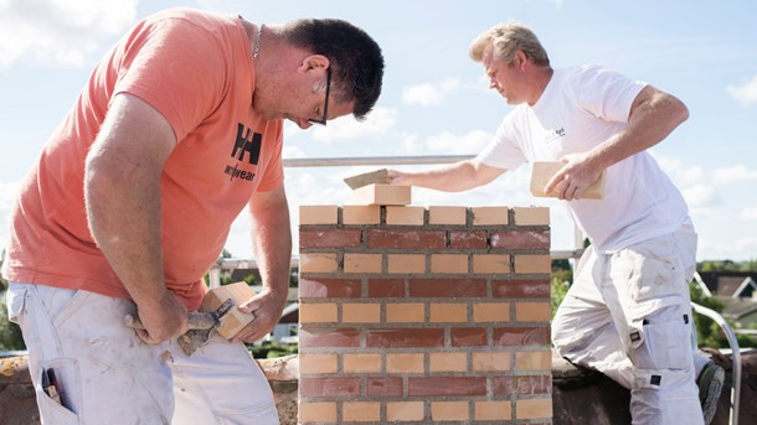 Op mod 400.000 ansatte arbejder i et fysisk belastende arbejdsmiljø. Der går tid, før alle ansatte kan gå på arbejde uden risiko for skader på krop eller psyke, mener Enhedslisten.