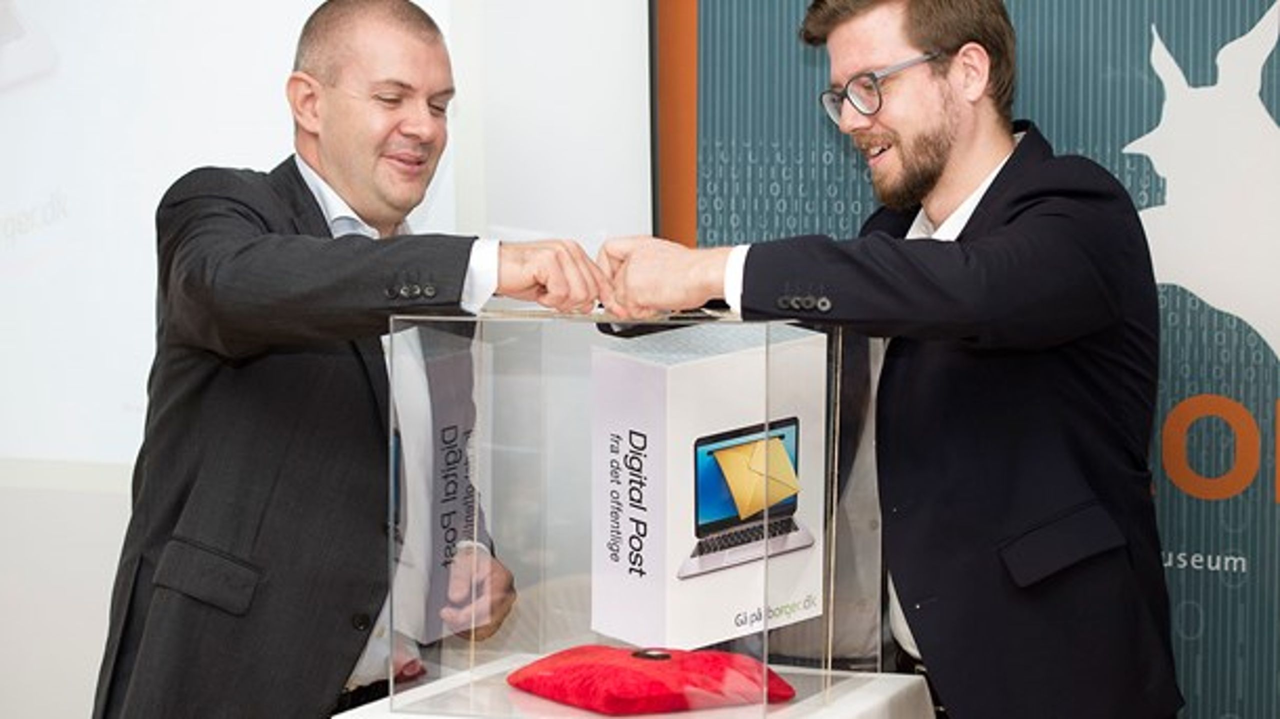 I 2014 indviede daværende finansminister Bjarne Corydon digital post ved en ceremoni på Post &amp; Tele Museum i København. Trods forsøg fra nuværende finansminister Nicolai Wammen kan udbuddet for næste generation af digital post ikke ændres, så muligheden for to udbydere udelukkes, fastslår kammeradvokaten.<b></b>