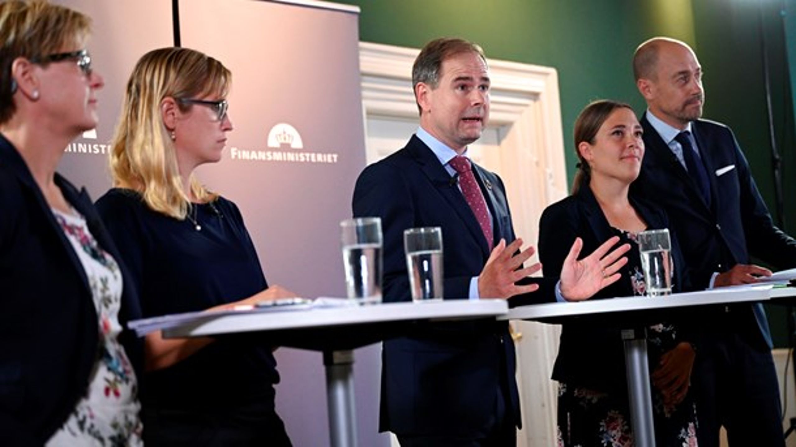 Næstformand i Danske Regioner Ulla Astman (S), formand Stephanie Lose (V), finansminister Nicolai Wammen (S), social- og indenrigsminister Astrid Krag (S) og sundhedsminister Magnus Heunicke (S).&nbsp;