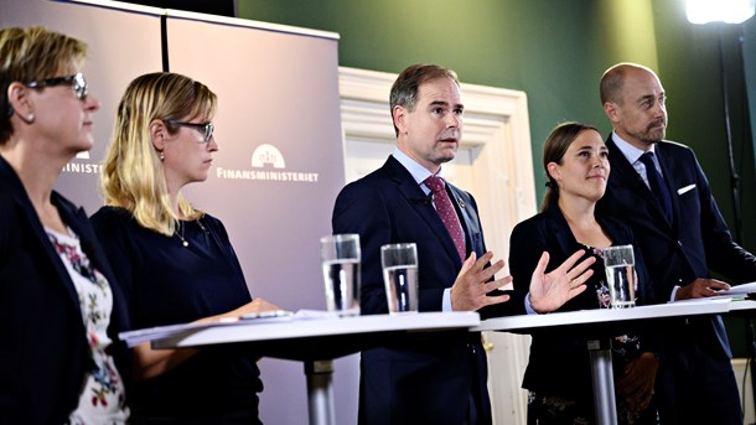 Regeringen lagde vægt på ønsket om flere såkaldt varme hænder ved præsentationen af årets økonomiaftale med Danske Regioner, men var landet på en blød formulering om brug af eksterne konsulenter.