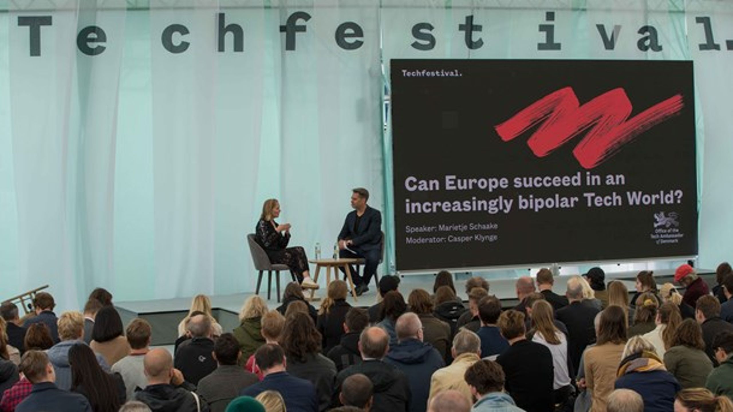 Marietje Schaake med techambassadør Casper Klynge på Techfestival 2019. "Der er stor appetit på at regulere techvirksomhederne lige nu. Det er delvist deres egen fejl," siger hun til Altinget: "Men det er også risikabelt, fordi det kan skade ytringsfriheden, og de mange fordele, der er ved et frit og åbent internet.”<br>