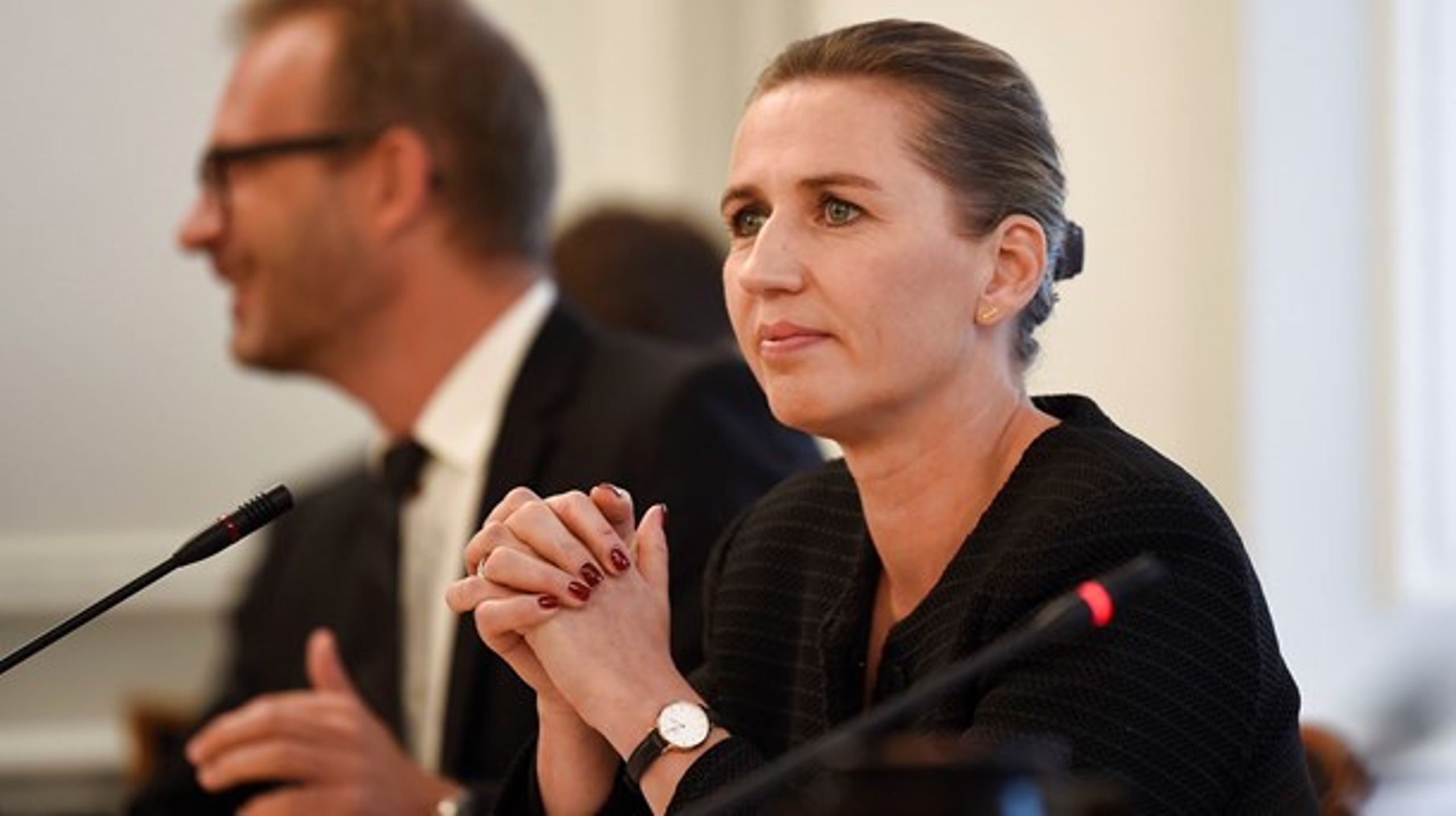 "Ligegyldigt hvem jeg diskuterer med, og ligegyldigt hvem jeg møder på min vej, så er det mig, der står til ansvar," sagde Mette Frederiksen på samrådet. Hun mener derfor ikke, det er problematisk, at hendes nærmeste rådgiver sidder i de to mest magtfulde regeringsudvalg på lige fod med ministrene.