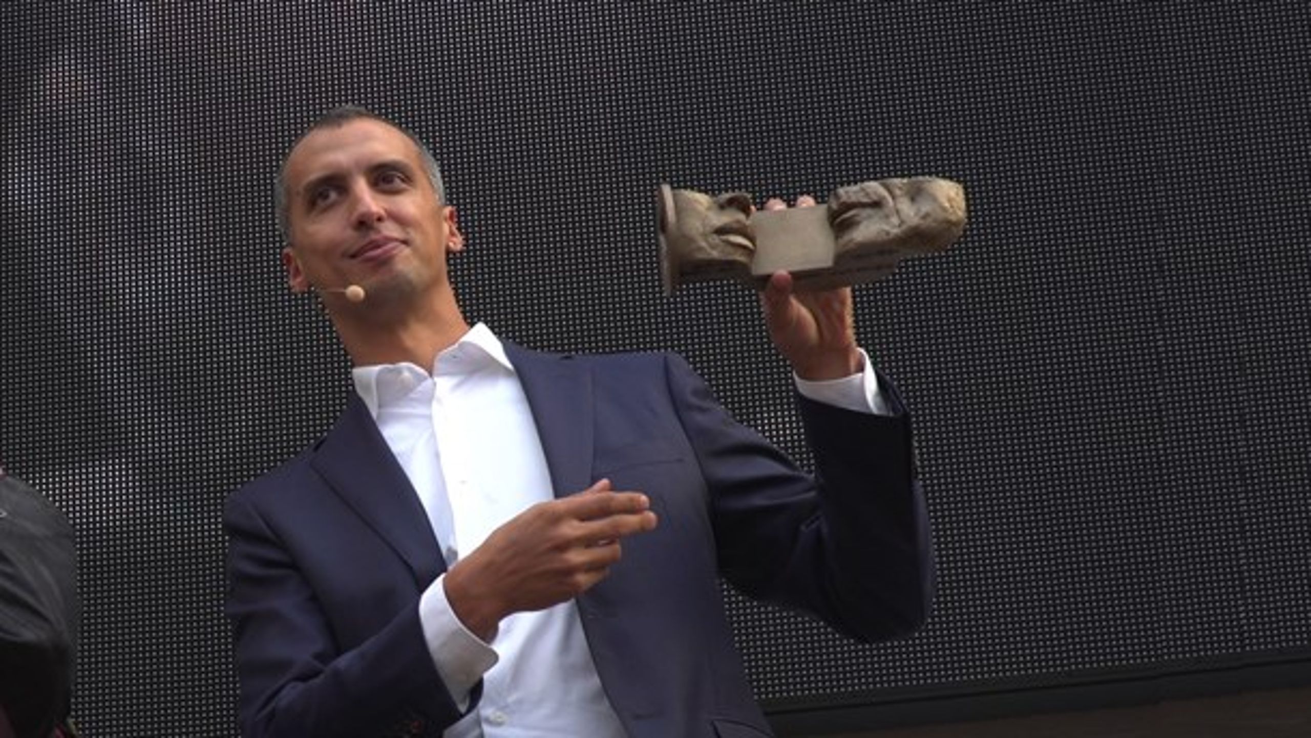 Udlændinge- og integrationsminister Mattias Tesfaye (S)&nbsp;fik onsdag overrakt Ting-Prisen i Altingets gårdhave.&nbsp;