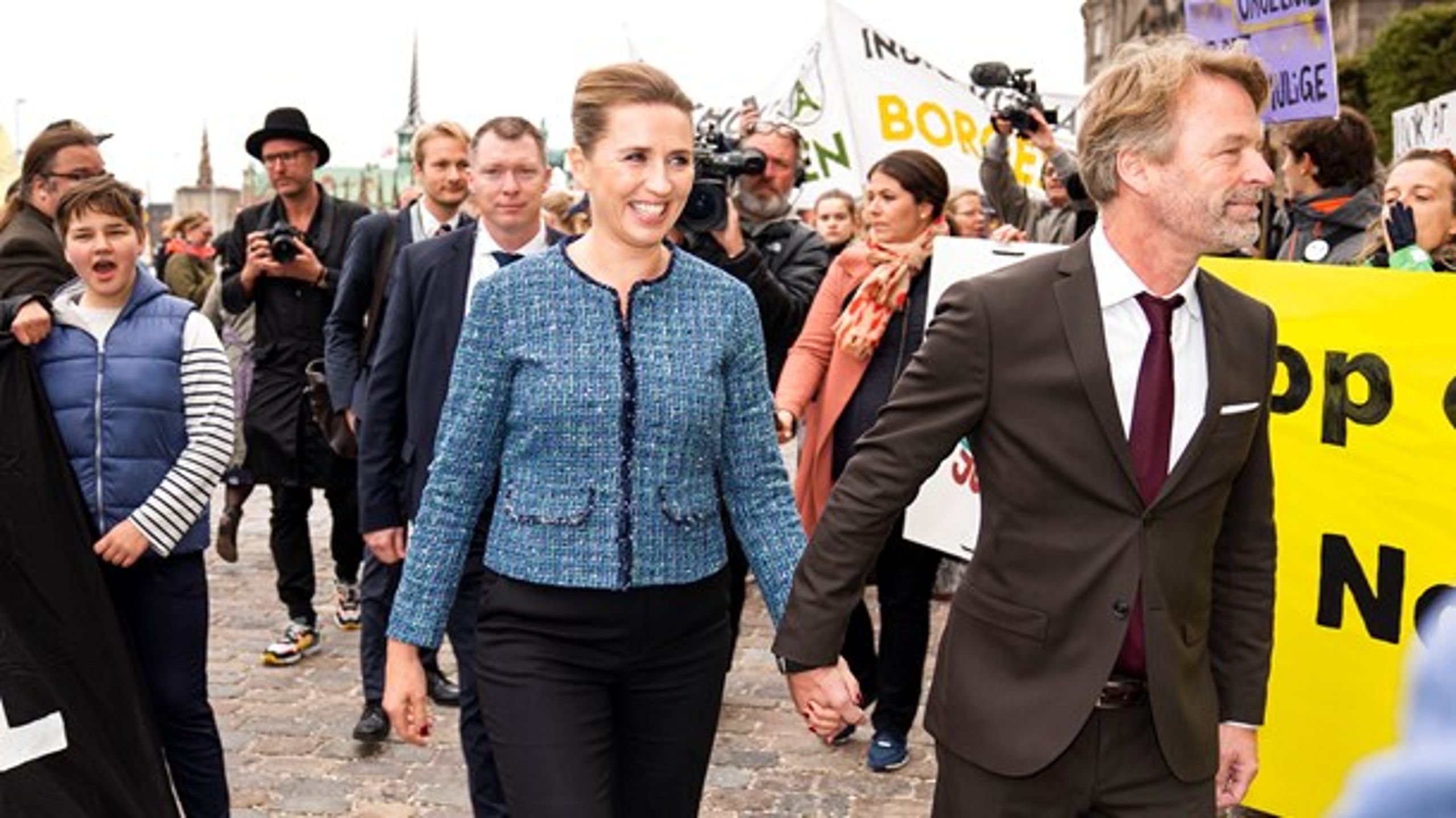 Statsminister Mette Frederiksen (S) på vej til Folktingets åbning omgivet af klimademonstranter.&nbsp;