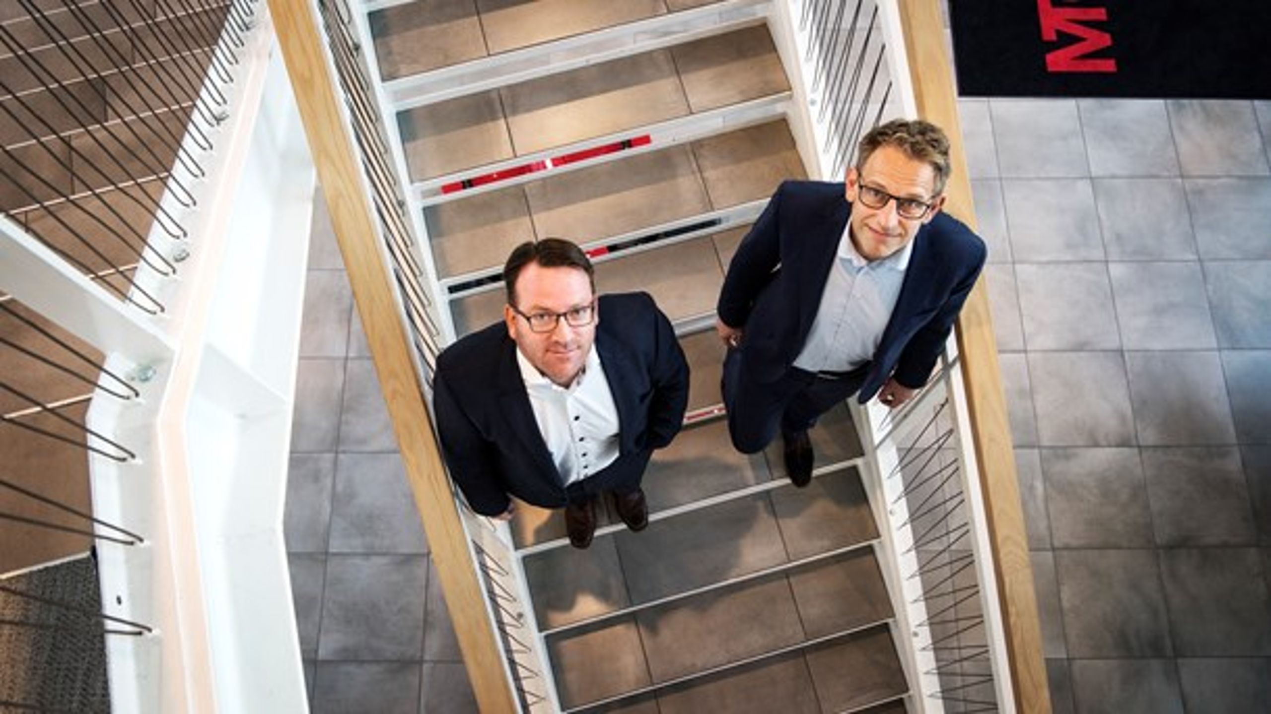 Formanden for Danske Mediedistributører, Jørgen Stensgaard (tv.), mener, at der er behov for at have et stærkt dansk tv-udbud som modvægt til techgiganterne.