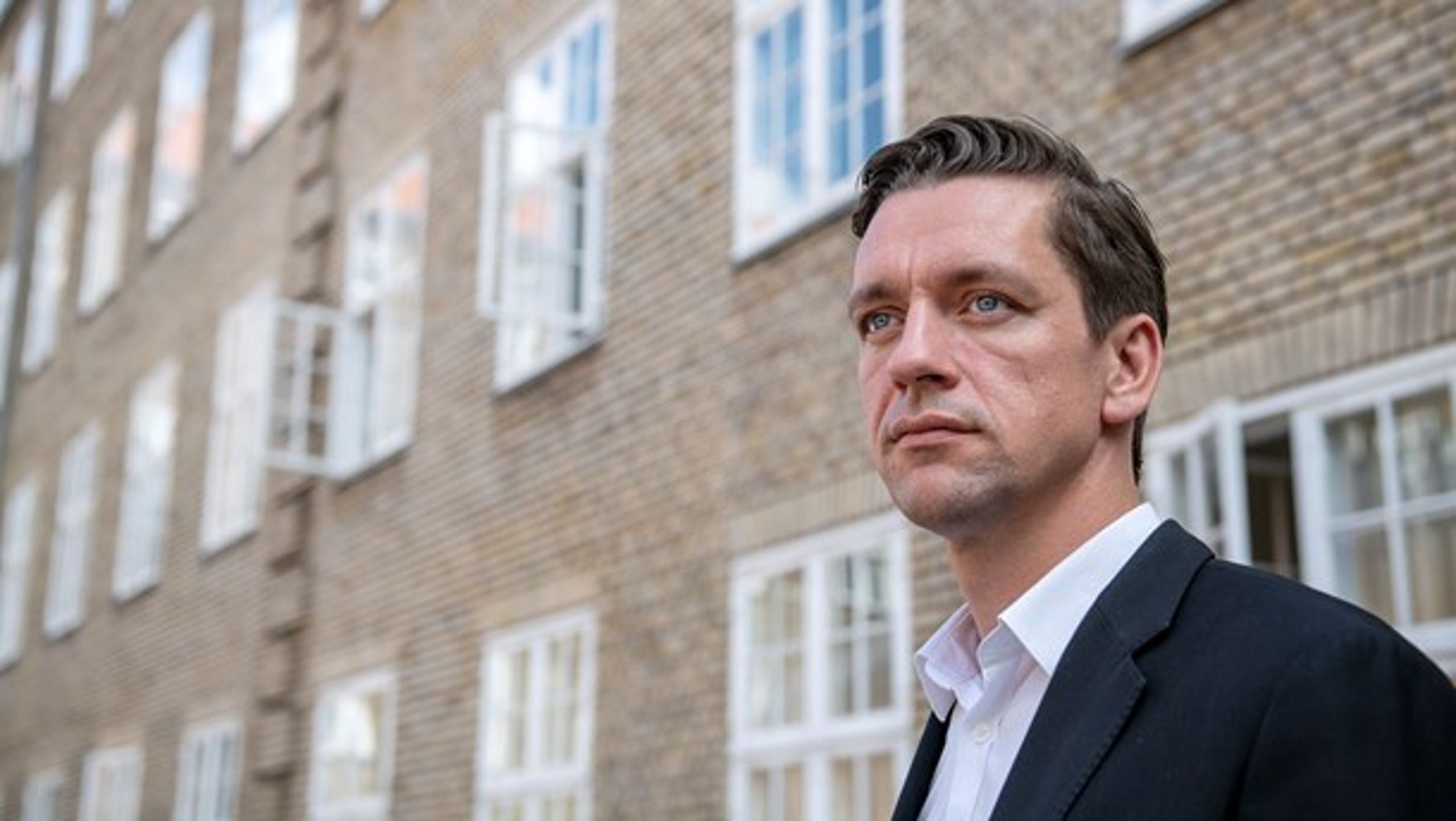 Nye regler kan få andelsboligpriser til at styrtdykke, lyder det fra kritikere. Kaare Dybvad (S) lover at tage risikoen med i de kommende politiske forhandlinger.