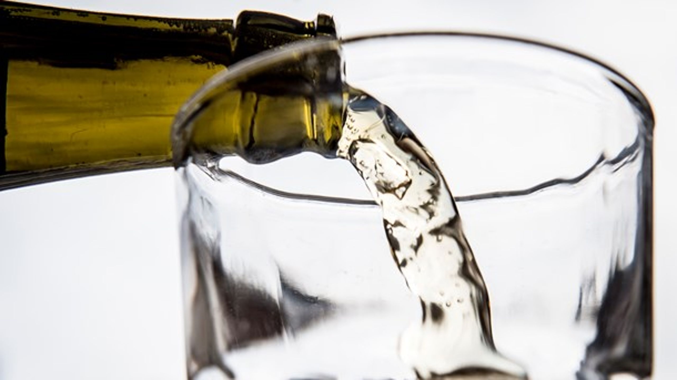 I dag er 19.000 danskere i behandling for deres alkoholproblem. Det er ikke mange, når cirka 140.000 danskere er afhængige af alkohol, mener KL.