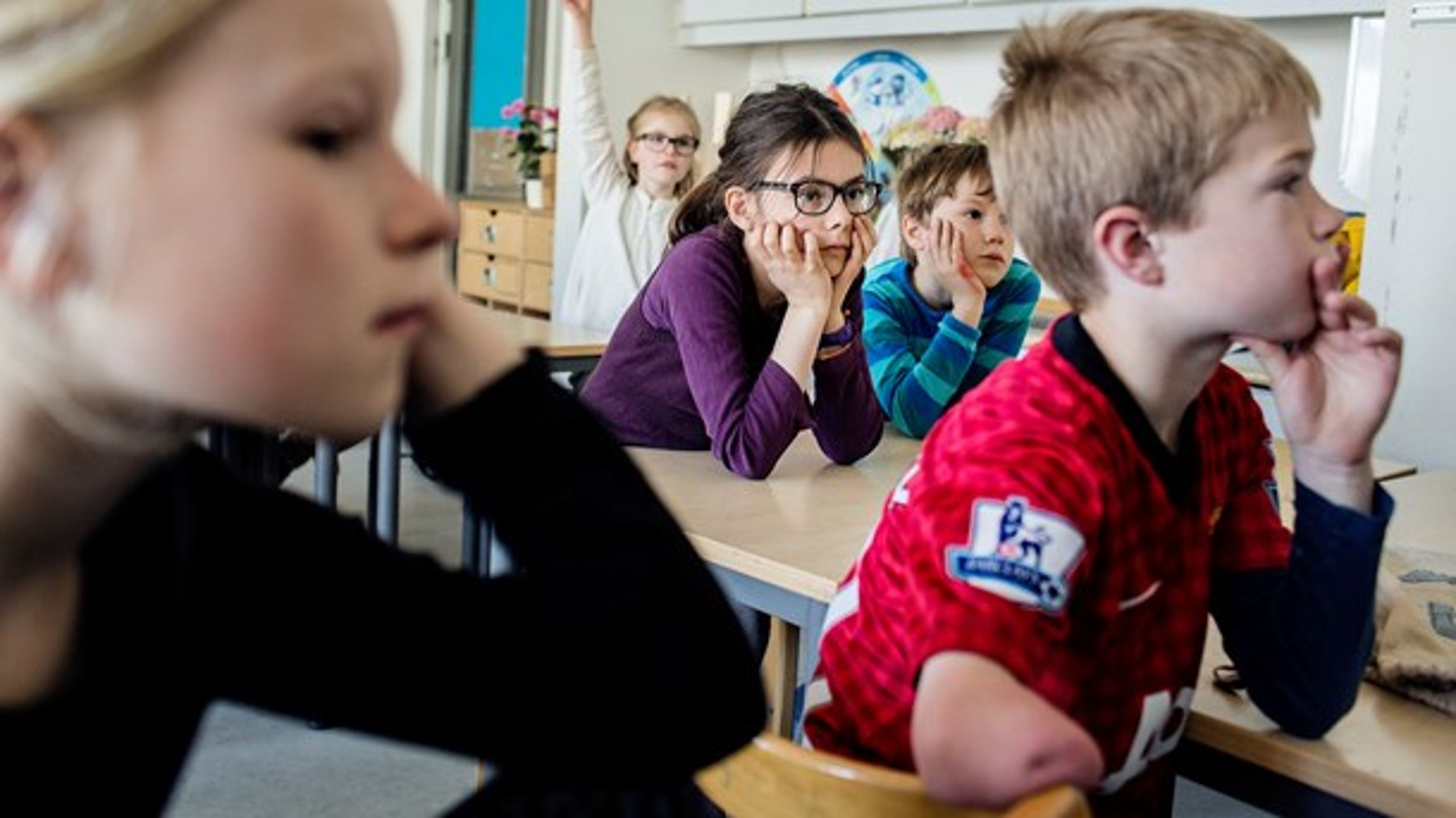 Vi skal skabe en folkeskole, hvor der er flere timer med flere lærere, så eleverne kan blive set og hørt. Der skal være mindre fokus på test og mere fokus på nysgerrighed, skriver Anne Hammer.