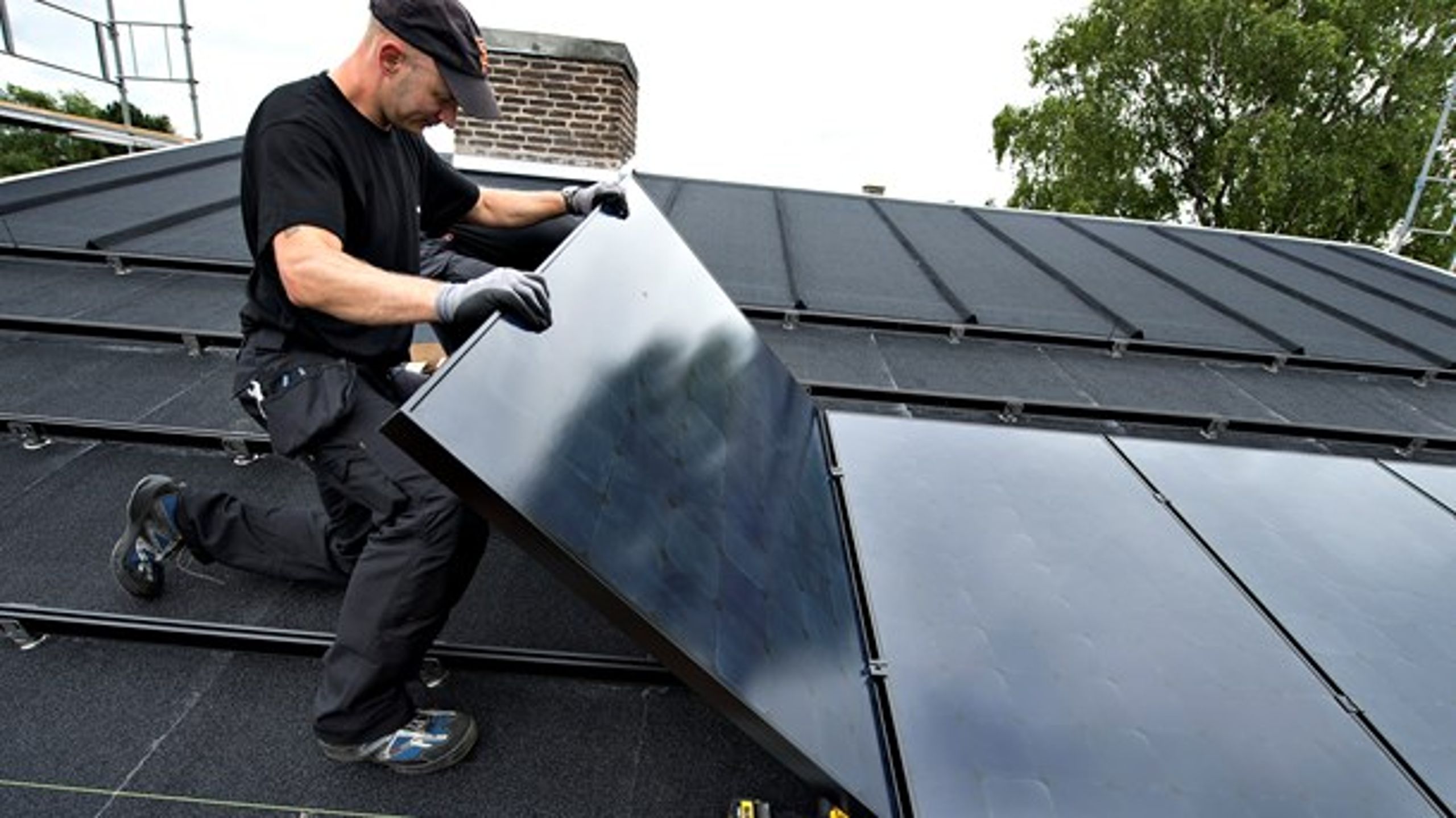 Der ligger et stort potentiale i at energirenovere de almene boliger. Derfor bør politikerne prioritere en større renoveringsramme i den nye boligaftale, skriver Solveig Råberg Tingey.