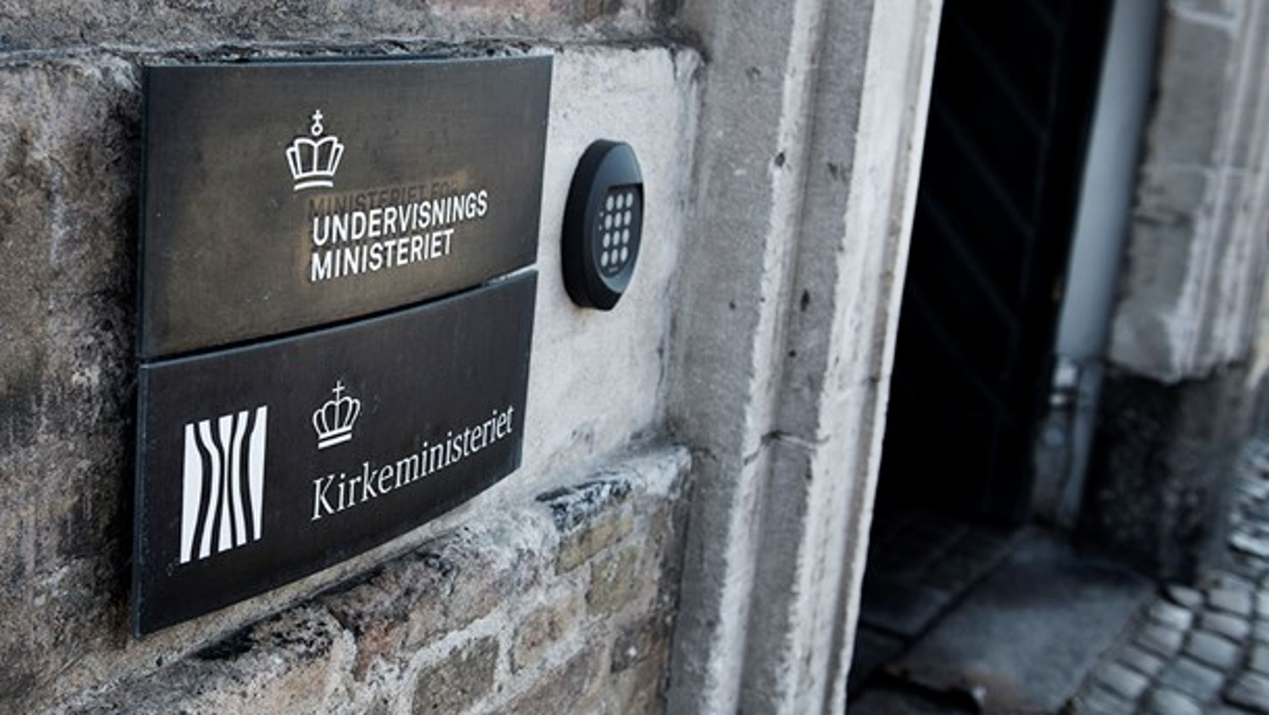 Børne- og undervisningsministeren har sammen med partierne bag FGU lukket hullet i uddannelsens finansiering. Det rammer blandt andet ministeriets&nbsp;læringskonsulenter på grundskoleområdet.