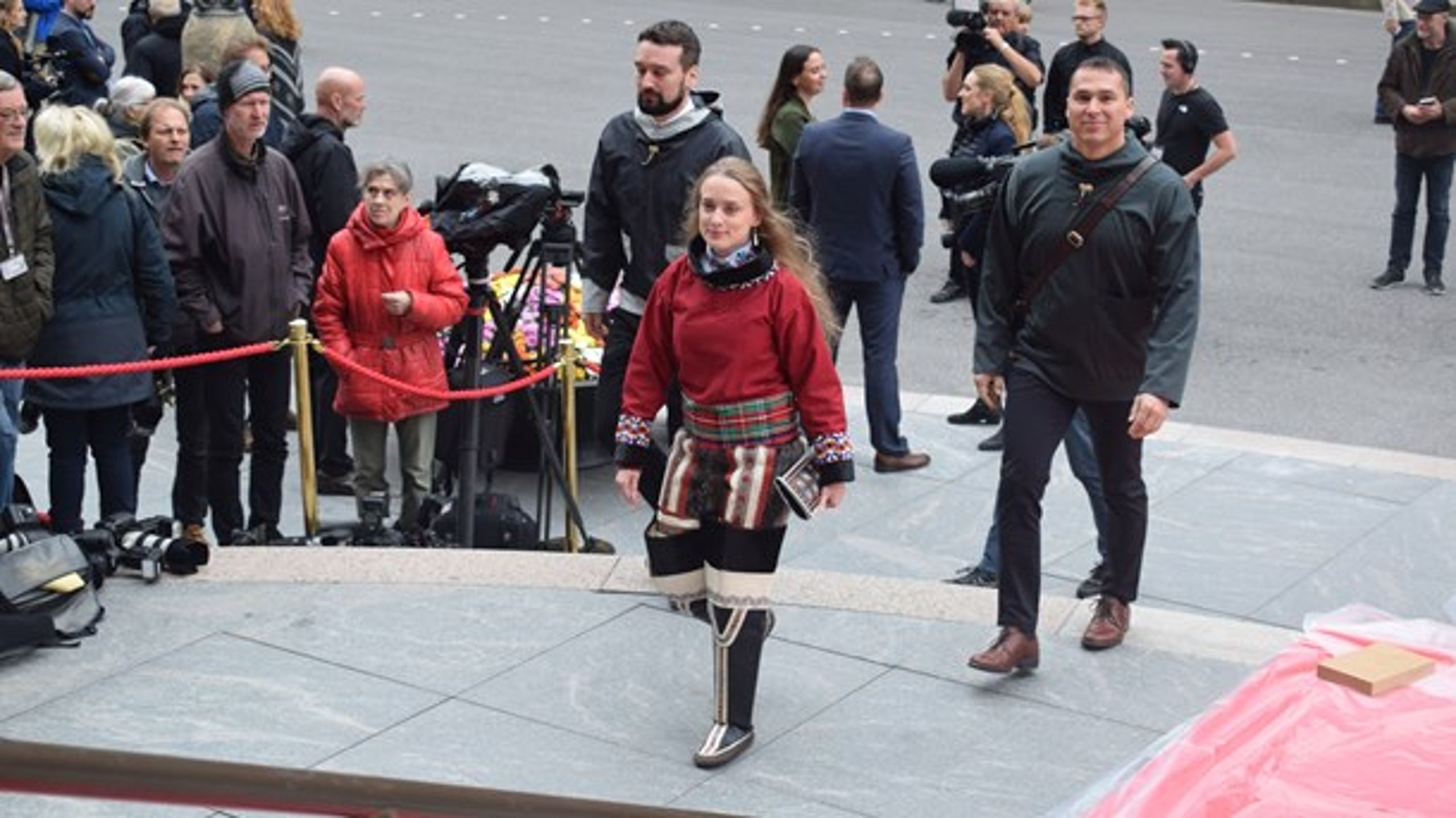 Aki-Matilda Høegh-Dam på vej&nbsp;i Folketinget for første gang for at bruge den tunge, hun ifølge sine forældre "ikke blev givet for sjov".