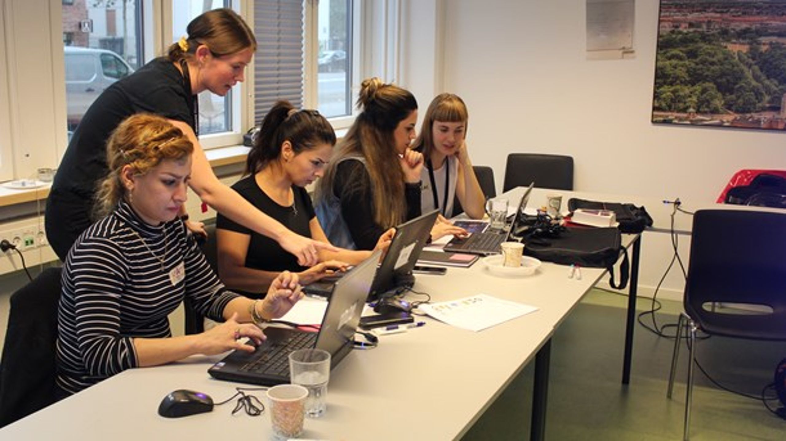 Redi School udbyder it-kurser for etniske minoritetskvinder. Her kan kvinderne blandt andet blive bedre til&nbsp;at bruge digitale platforme som borger.dk og e-boks. [Foto: Redi School]&nbsp;