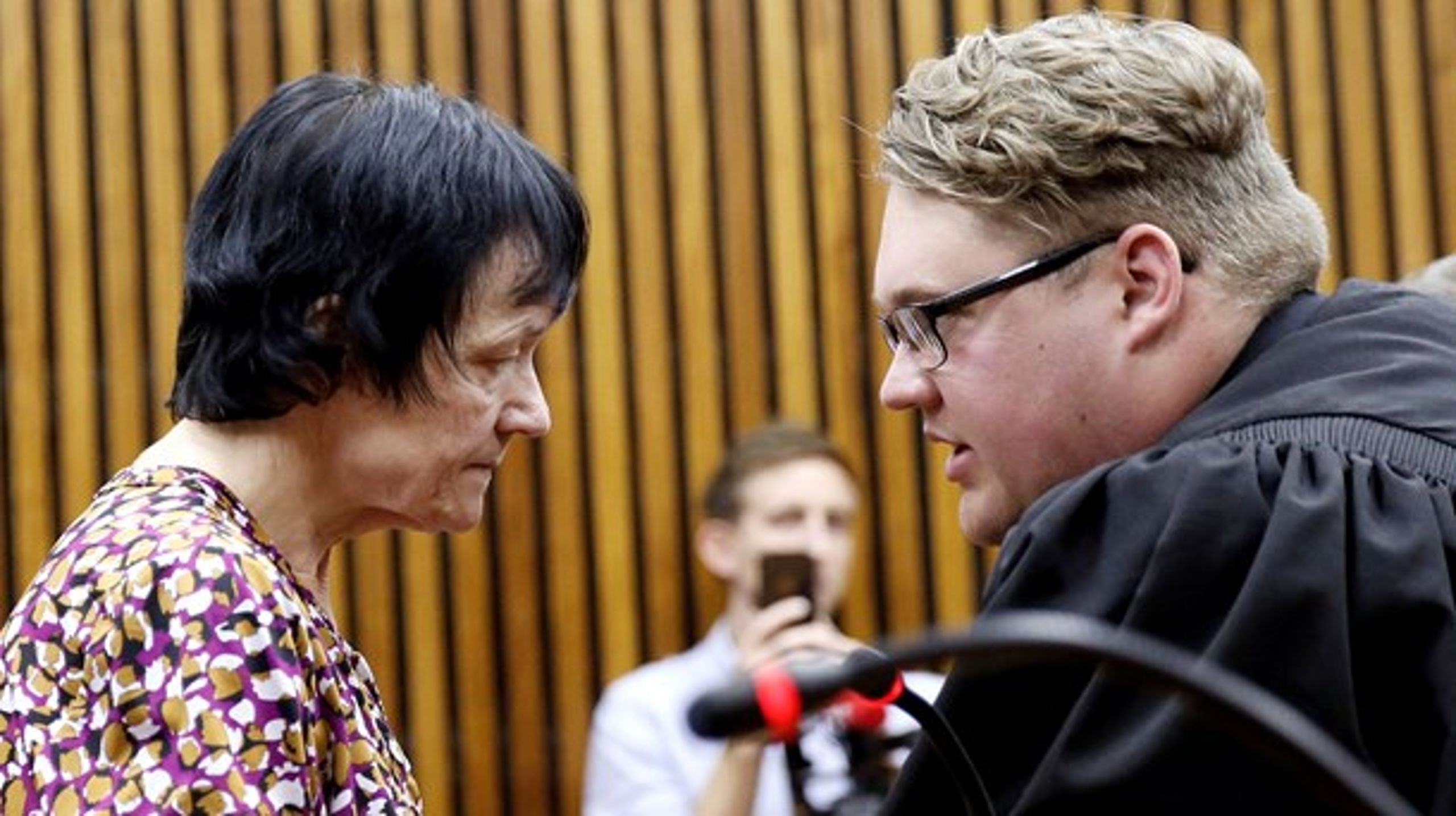 Skal vi bare trække på skuldrene og konstatere som i tilfældet Skat, at det var da bare trist, at offentlige midler forsvandt ud af kassen ved højlys dag, spørger Lisbeth Knudsen.&nbsp;