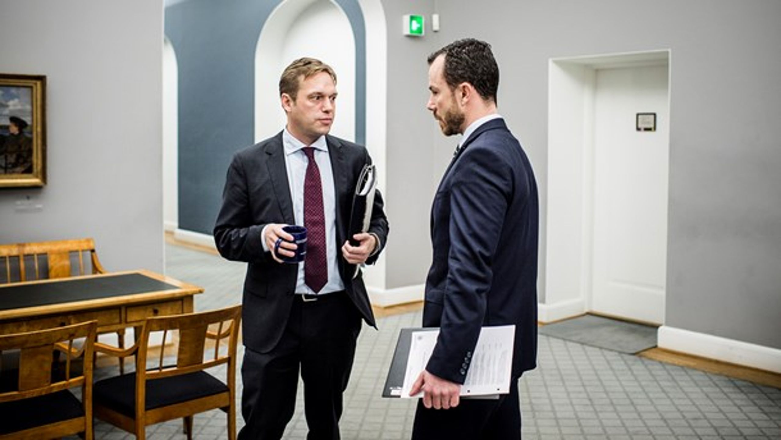 Marcus Knuth og Jakob Ellemann-Jensen i samtale, mens alt endnu åndende fred og idyl mellem dem. Nu er venskab blevet til ufred, men selvom Ellemann lider en tort med Knuths farvel, er det spørgsmålet, om det på længere sigt ikke er til hans fordel.