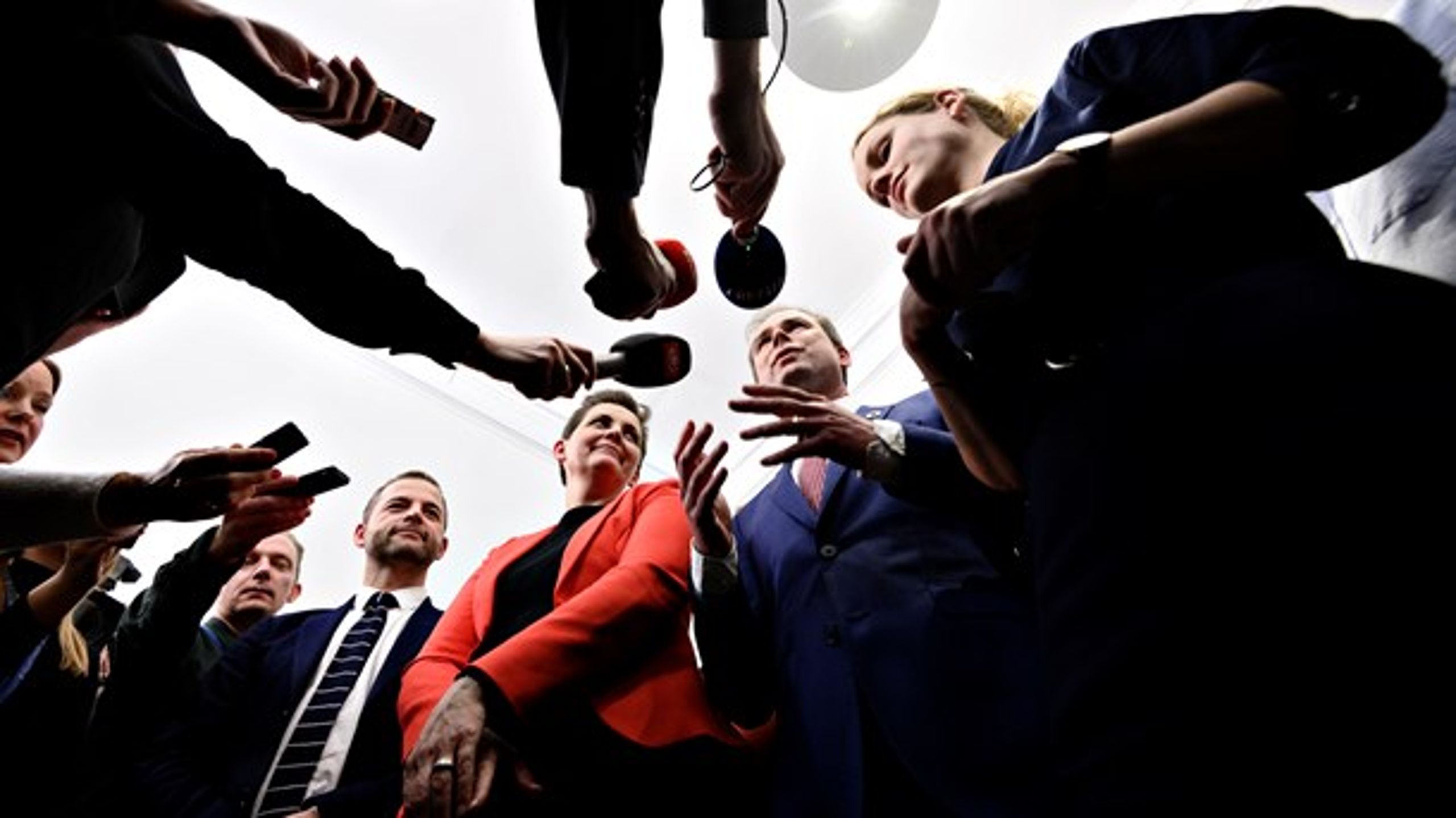 Politikerne styrer en stor del af vores forbrug af produkter og ydelser. De bestemmer, hvad din sundhedsforsikring skal dække, eller&nbsp;hvilke typer skoler dine børn skal gå på, skriver Jonas Herby.