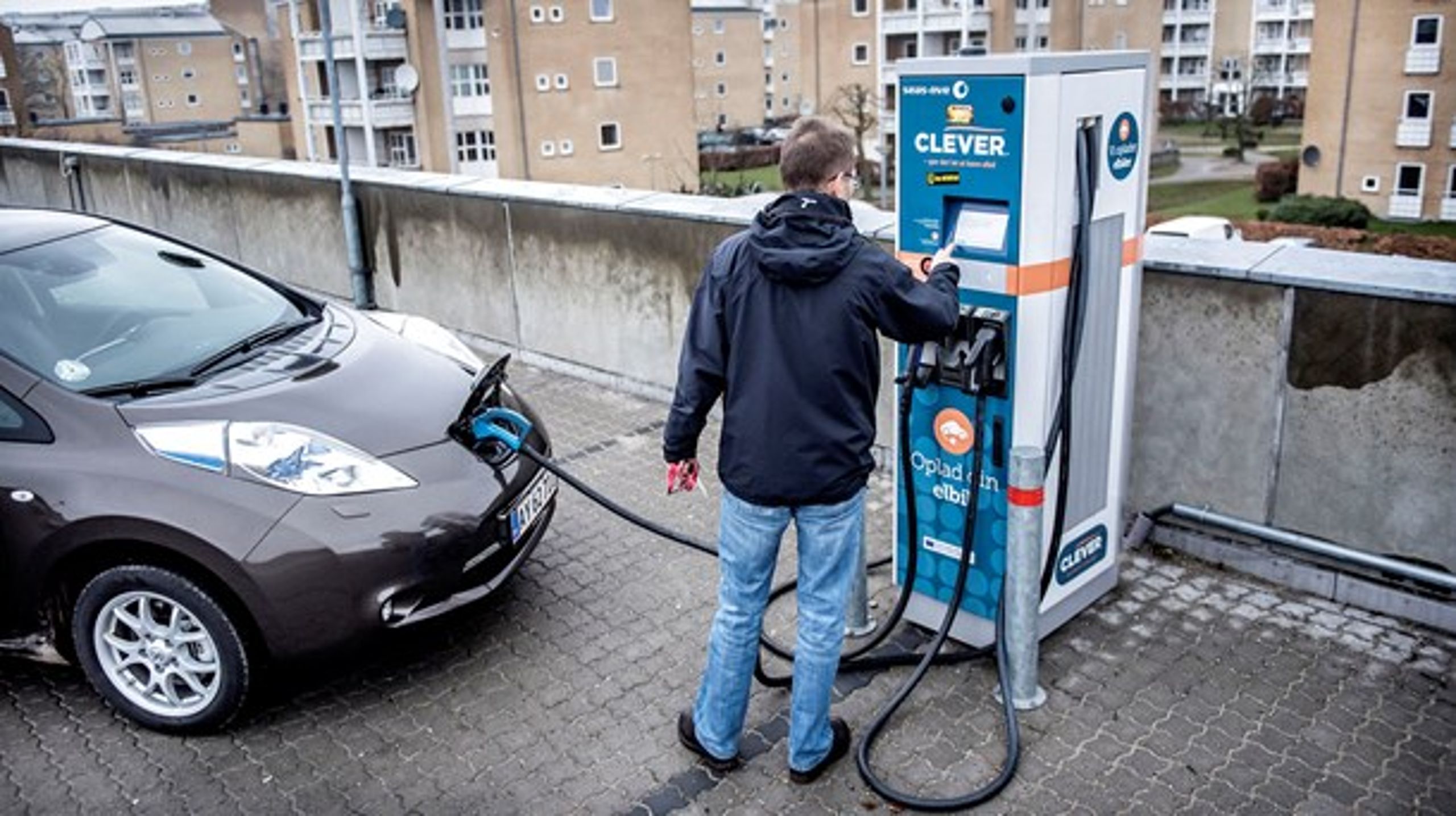 En elbil lader op til køretur. Skal den virkelig køre 219.000 kilometer, før den er grønnere end en dieselbil?
