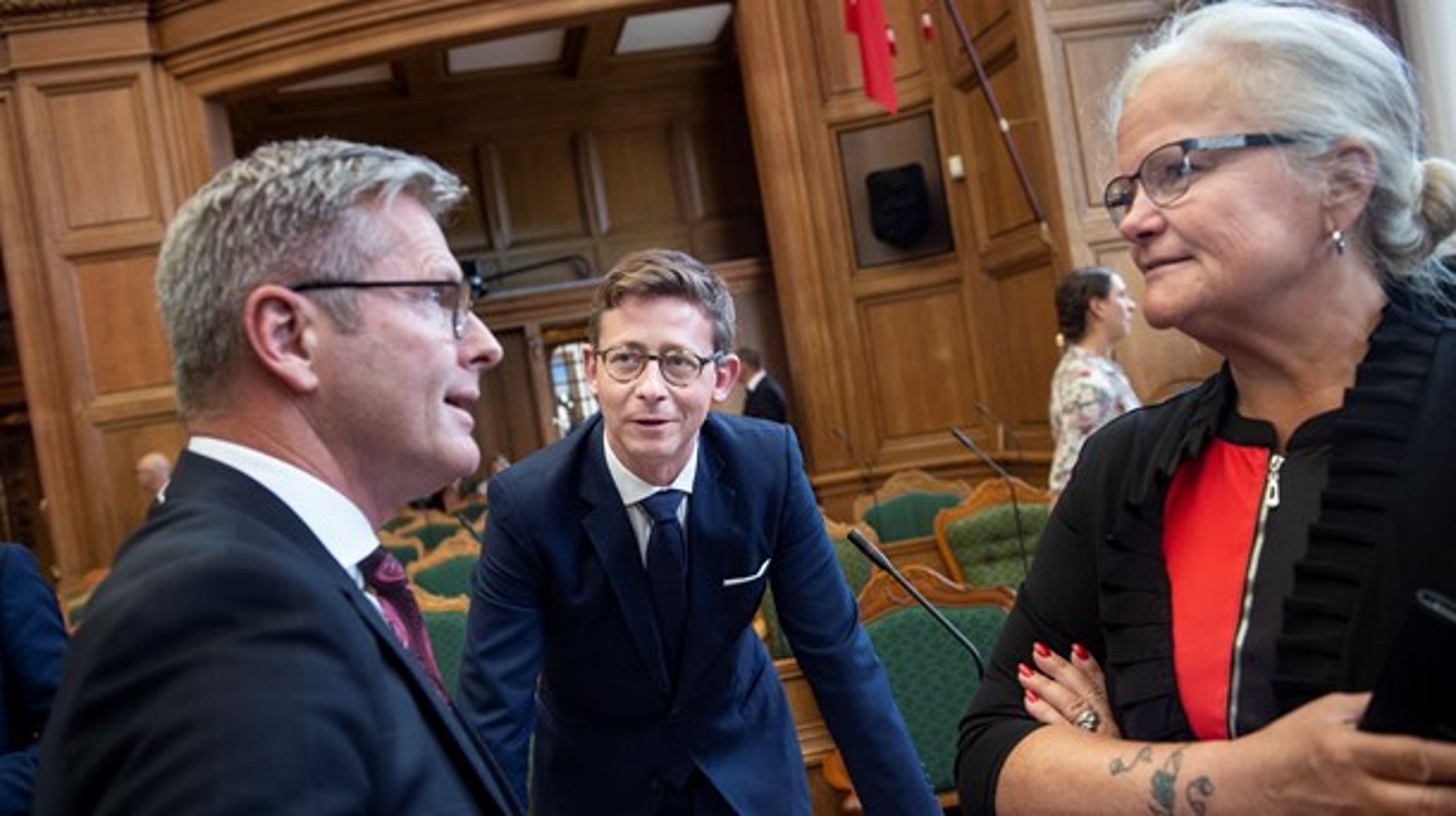 I 2016 var det gruppeformændene&nbsp;Henrik Sass Larsen (S) og Søren Gade (V), der stod fadder til den forøgede gruppestøtte. Nu er det Karsten Lauritzen (i midten), gruppenæstformand i Venstre, og Flemming Møller Mortensen, gruppeformand i Socialdemokratiet, der skal stå på mål for reglerne.&nbsp;