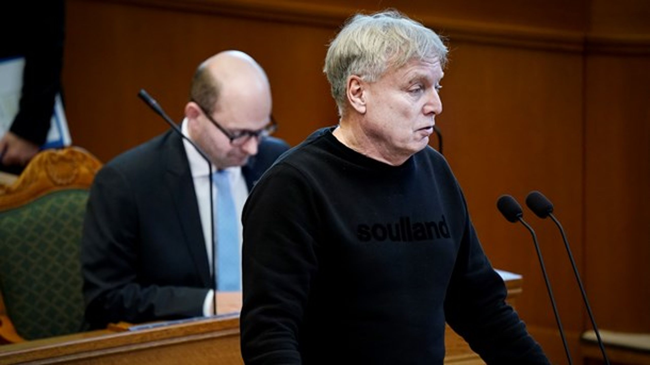 Den 65-årige partistifter Uffe Elbæk&nbsp;har besluttet at stoppe som politisk leder for Alternativet.&nbsp;