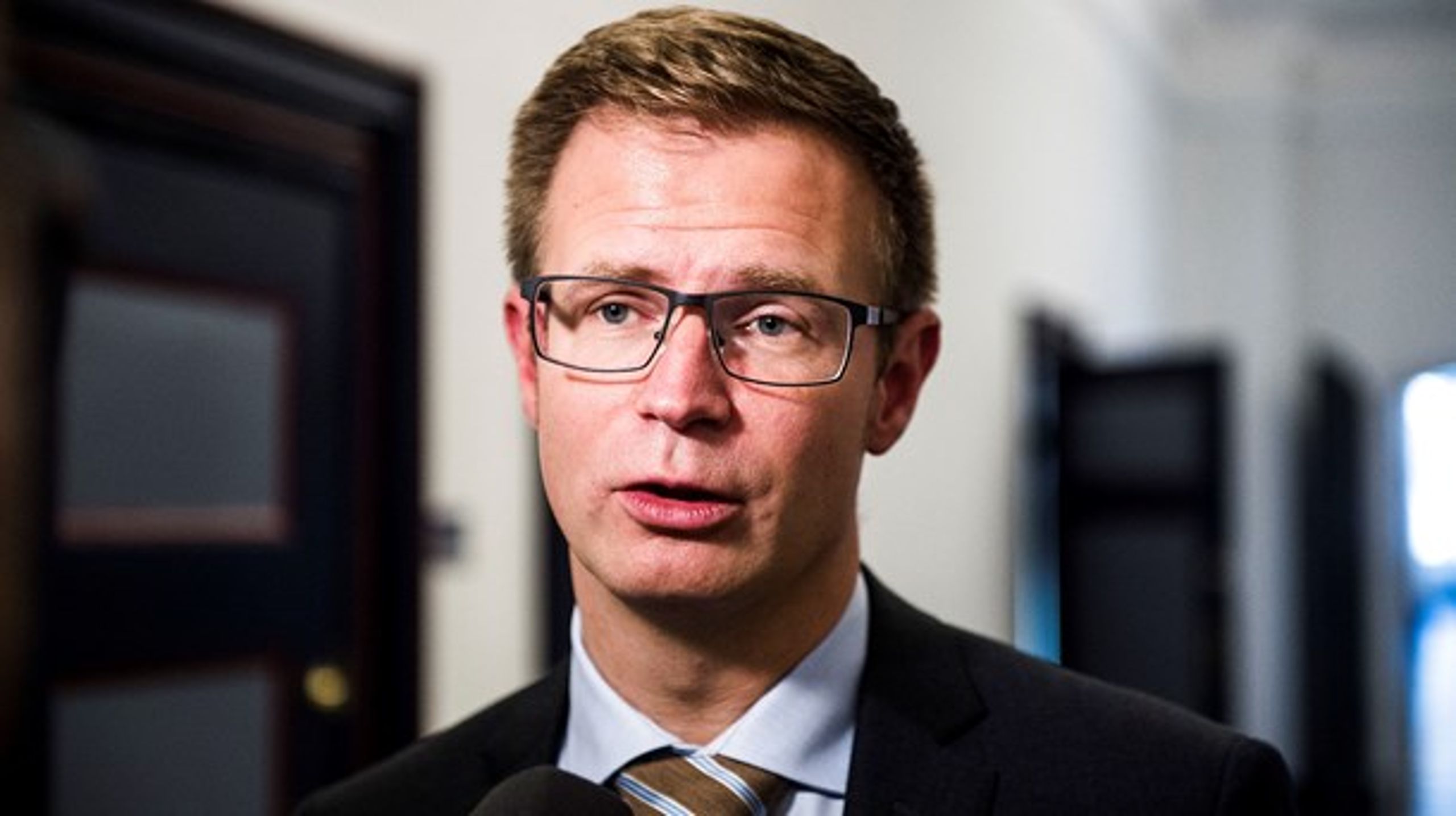 Benny Engelbrecht har ikke indkaldt til drøftelser om en postaftale tids nok til, at der kan forhandles en ny hjem inden nytår. En "politisk skandale" lyder det fra Venstre.&nbsp;