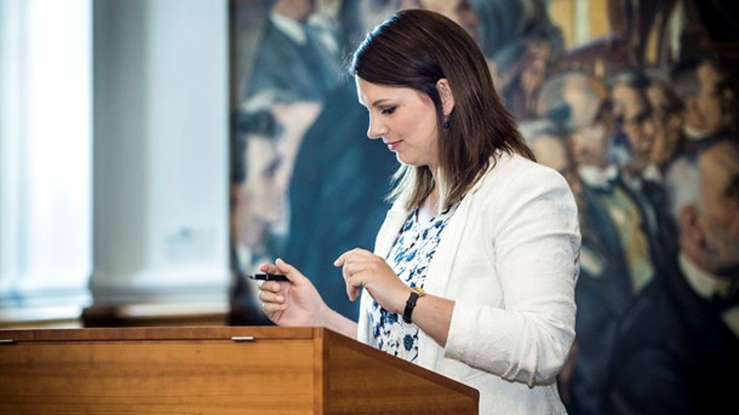 Konservatives klimaordfører, Mette Abildgaard, mener, ligesom Venstre, at fødevareministeren nu må redegøre for, hvorfor han ikke tidligere har orienteret Folketinget om regnefejlen om kulstofrige lavbundsjorde.