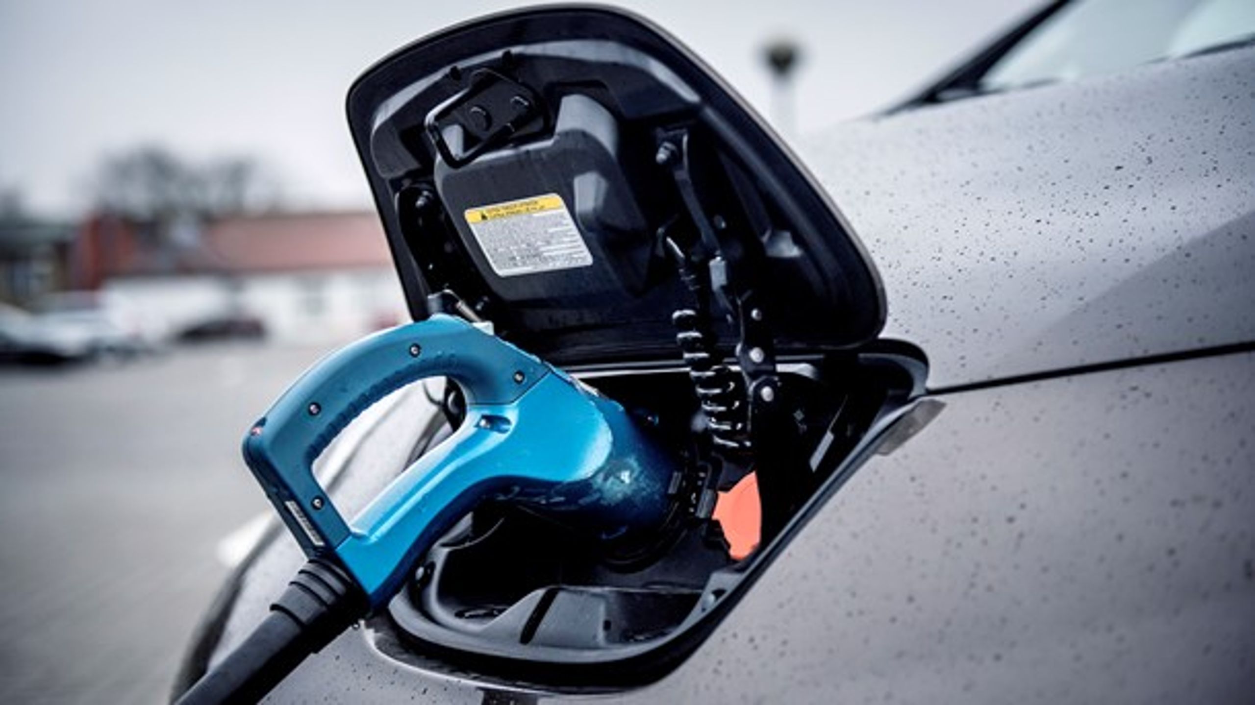 Antallet af elbiler vil stige inden længe, og derfor haster det med at få politisk&nbsp;klarhed om, hvordan elnettet skal se ud, mener Dansk Energi.