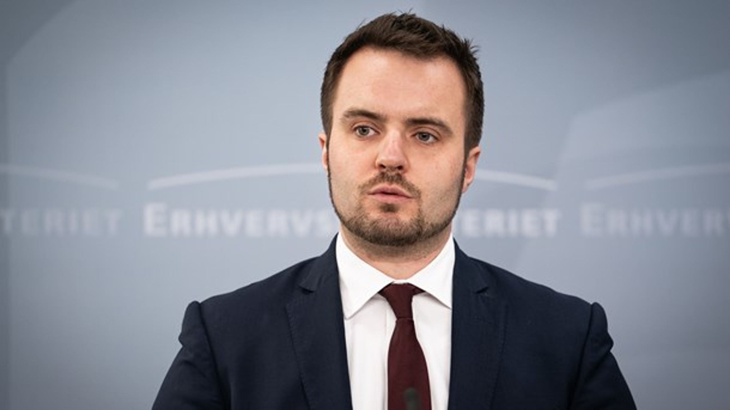 Få dage inden jul lykkedes det erhvervsminister Simon Kollerup (S) at indgå en bred aftale, der skal tage et opgør med de omstridte kviklån. En del af aftalen handler om at sikre&nbsp;bedre undervisning i privatøkonomi.