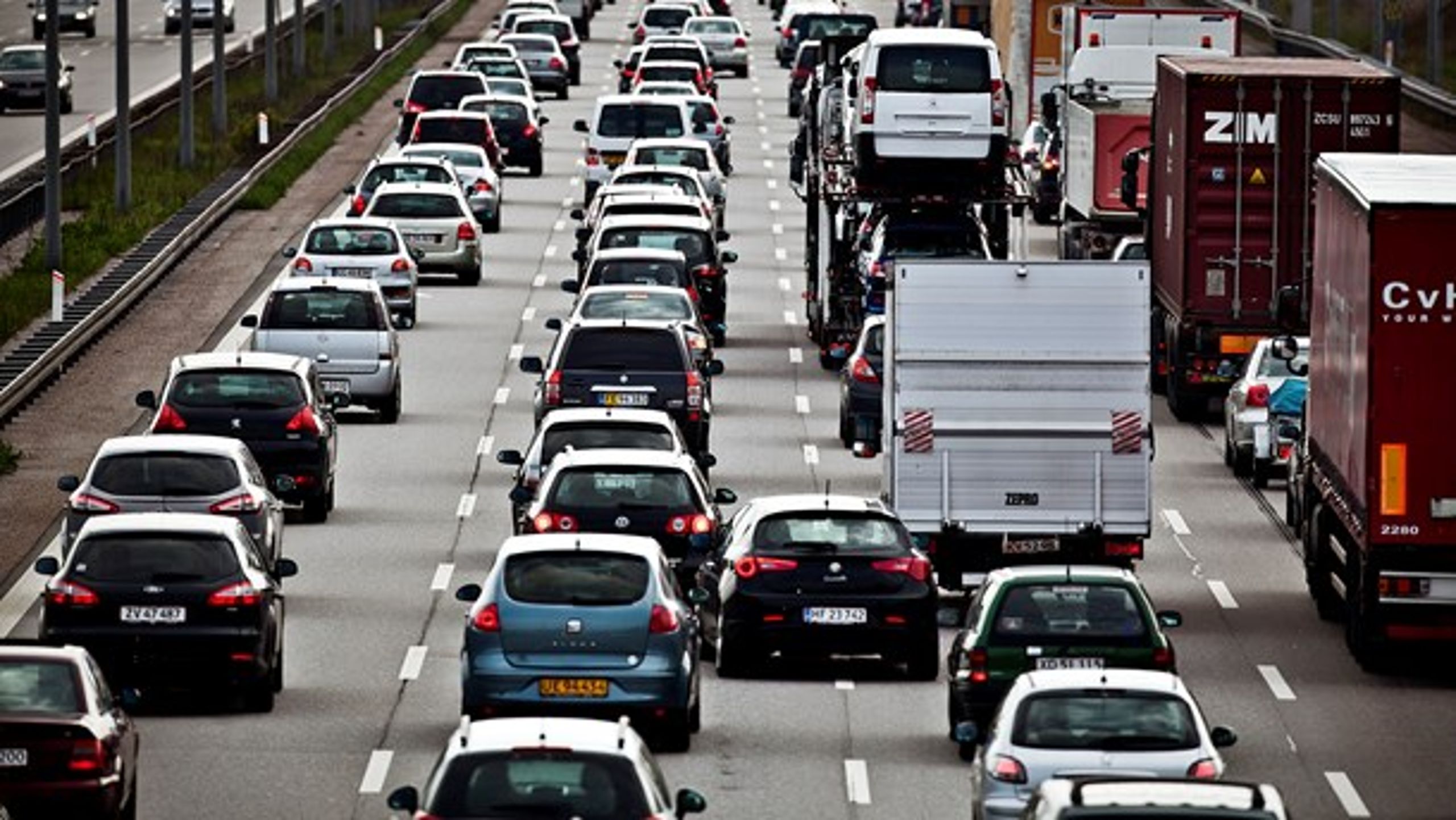 De danske trafikanter spilder hver eneste dag i gennemsnit 335.000 timer på at holde i kø, viser en ny rapport fra Vejdirektoratet.