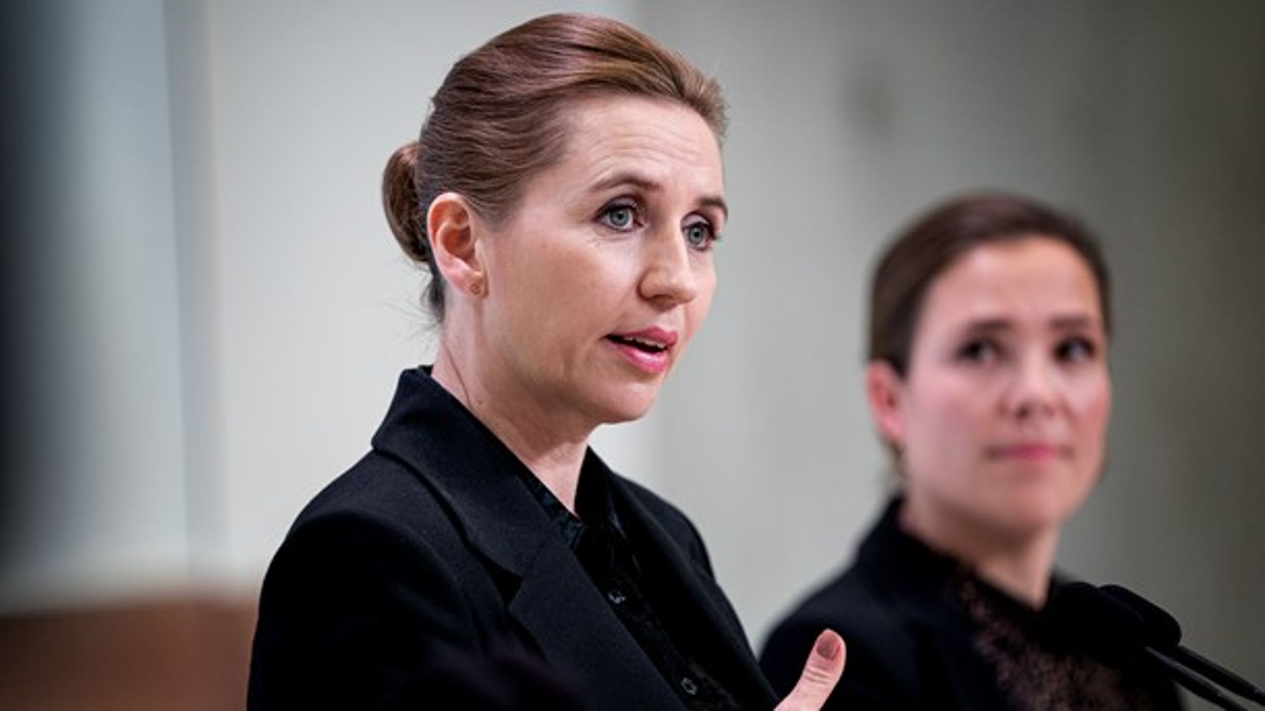 Statsminister Mette Frederiksen (S)&nbsp;kan notere sig en fremgang til sit parti i ny måling. Det sker, selv om social- og indenrigsminister Astrid Krags forhandlinger om en ny kommunal udligningsreform er ramt af kritik.