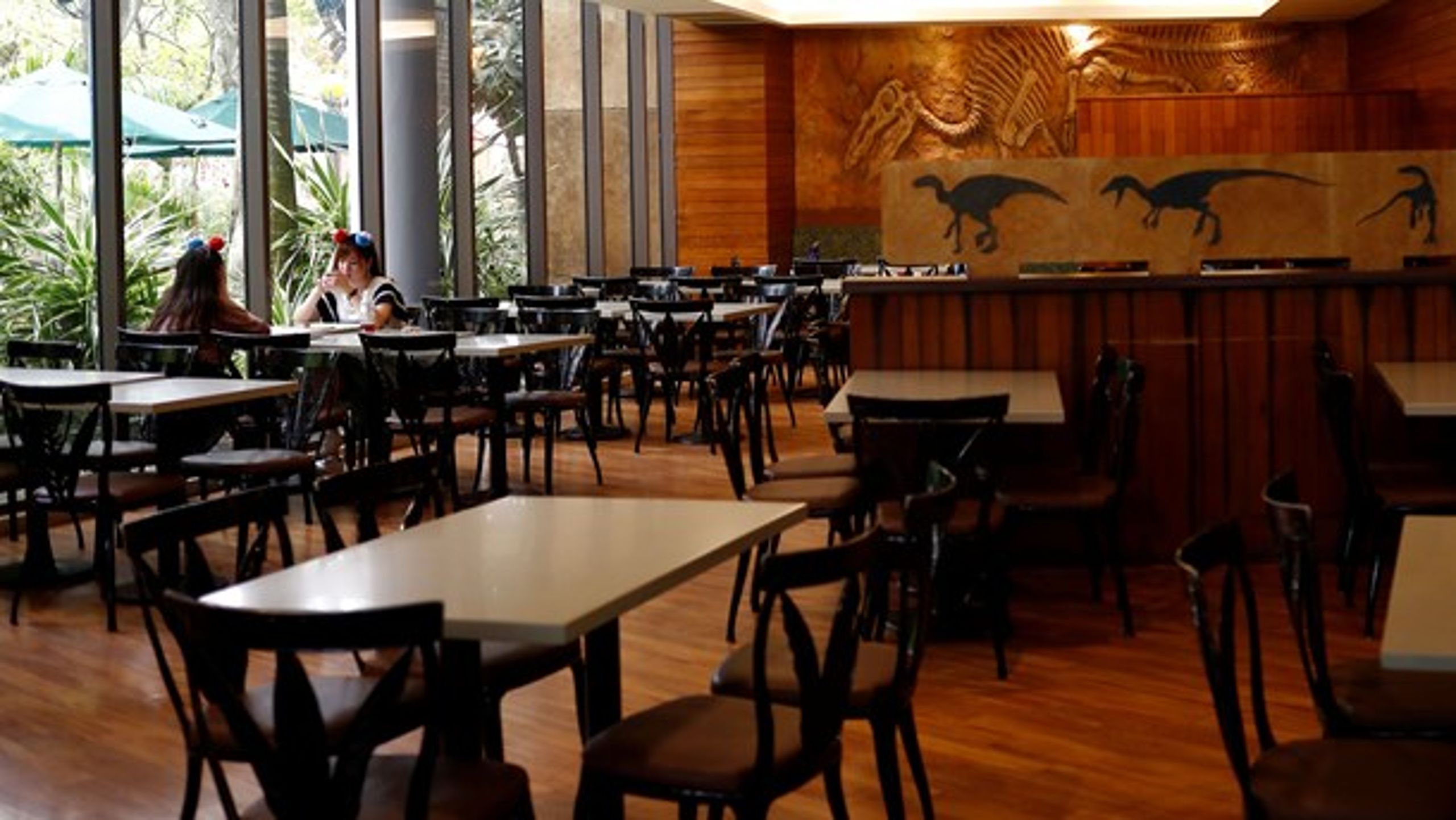 Tomme restauranter har fået omsætningen hos en række fødevareleverandører til nærmest at gå i stå. Derfor bør de være en del af regeringens eventuelle hjælpepakke, mener FødevareDanmark.