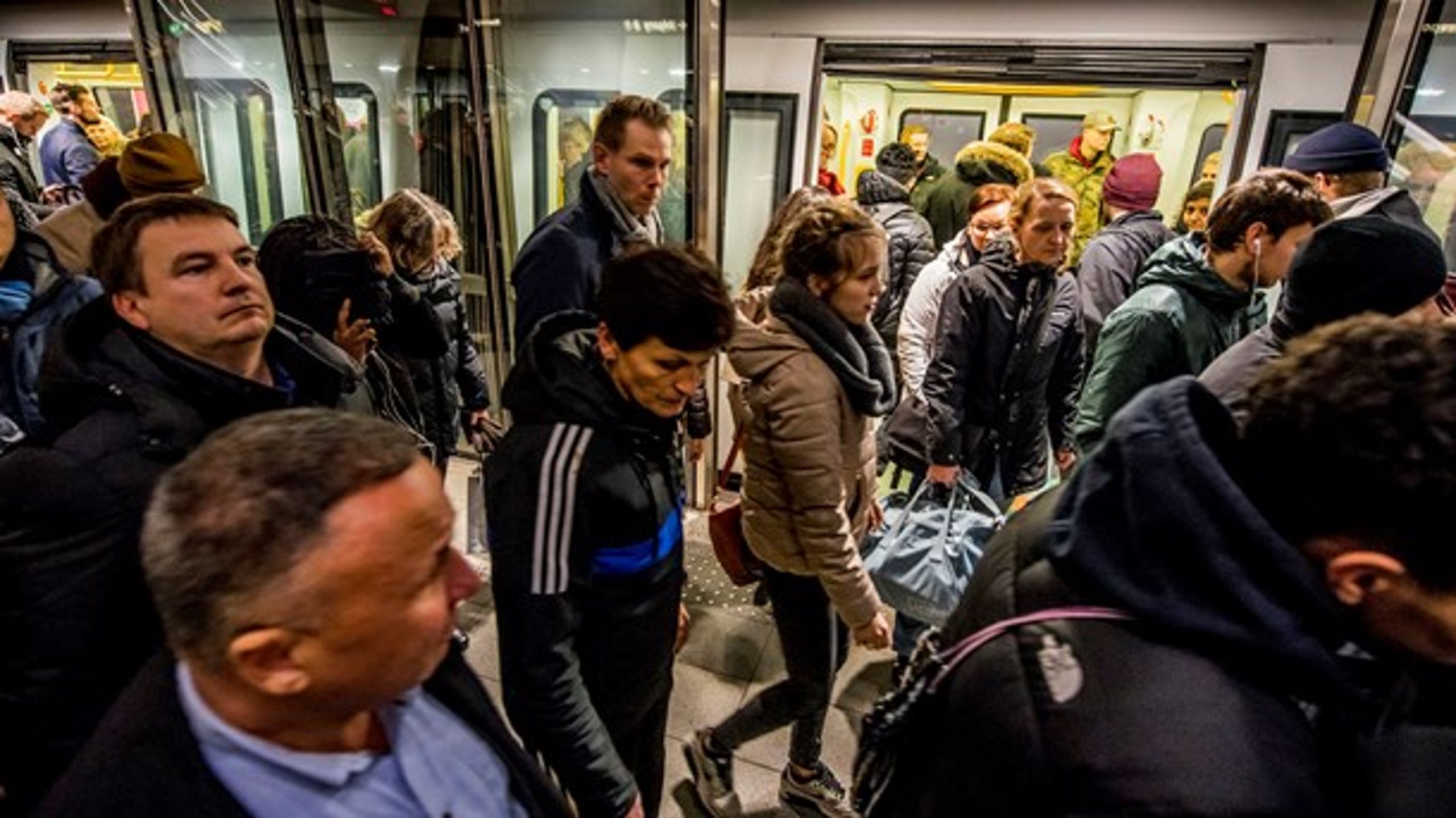 Regeringen råder nu danskerne til så vidt muligt at holde sig fra offentlig transport i myldretiden, og der kan blive indsat flere tog og busser for at undgå, at folk sidder for tæt. Mette Frederiksen (S) indskærper, at man&nbsp;<i>skal</i> følge myndighedernes anbefalinger, og at "alle skal tage et individuelt ansvar".