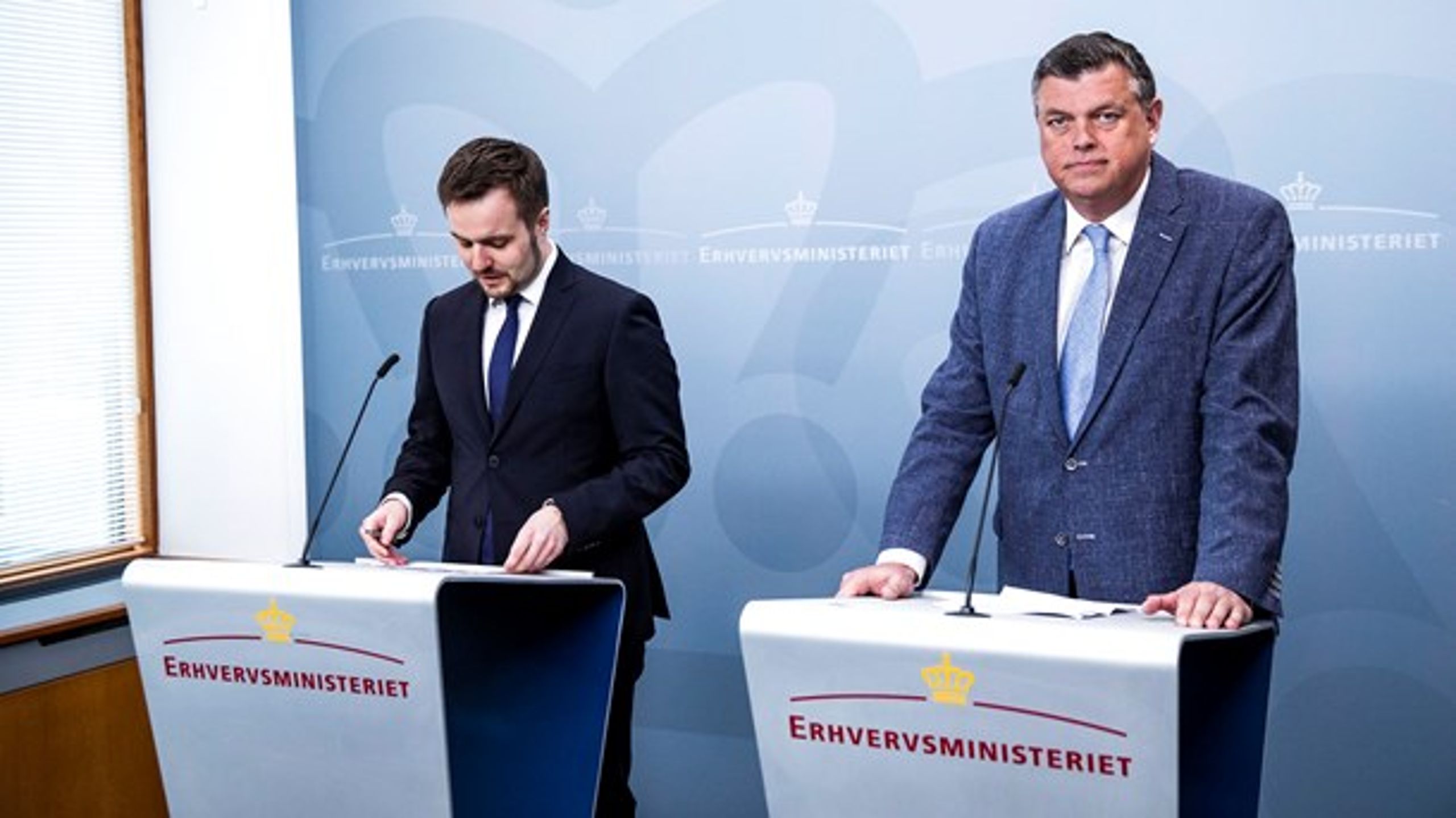 Fødevareministeren og erhvervsministeren opfordrede på et pressemøde torsdag danskerne til at handle ind, som de plejer. Så er der nok mad til alle.&nbsp;