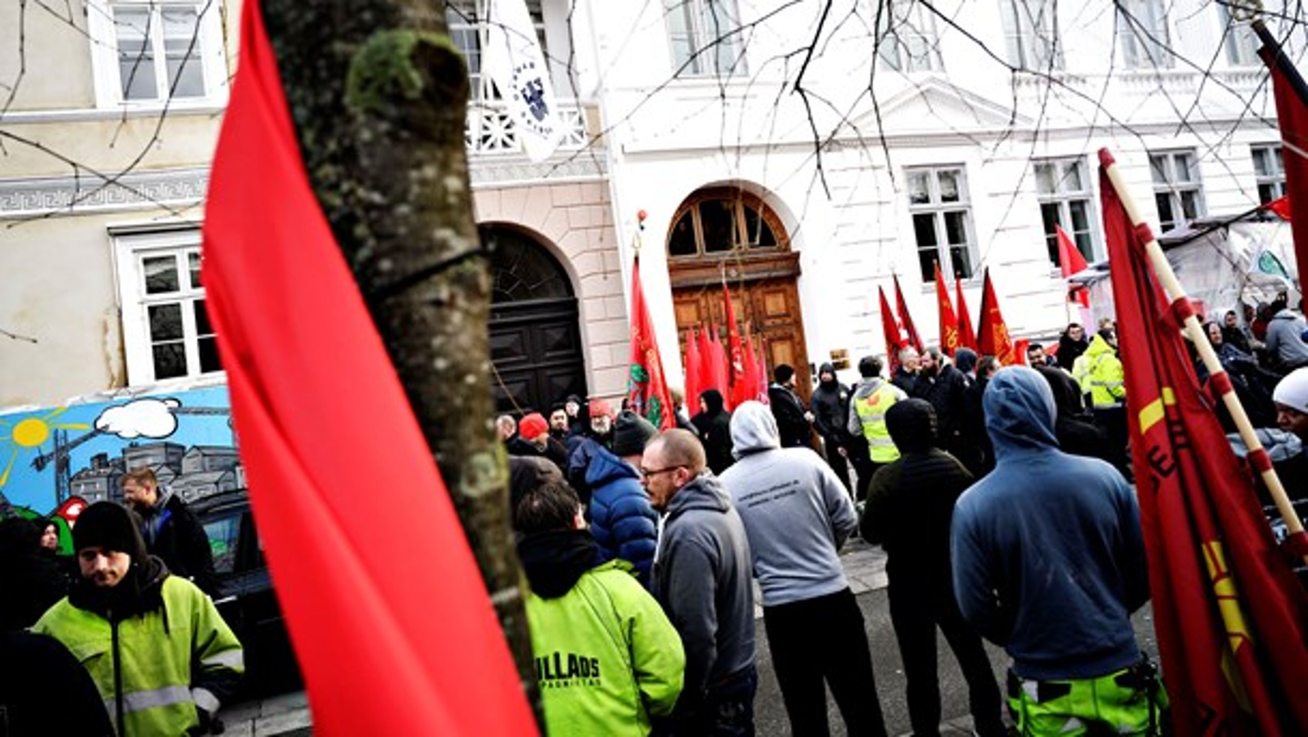 Stemningen foran Forligsinstitutionen på Skt. Annæ Plads, som den så ud før pausen i forhandlingerne,&nbsp;lever næppe op til Sundhedsstyrelsens aktuelle anbefalinger.
