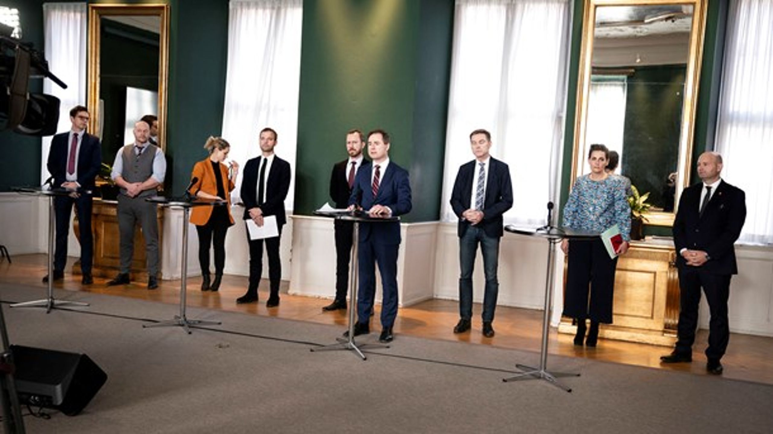 Samtlige Folketingets partier er med i aftalen om mere støtte til erhvervslivet under coronakrisen. Finansminister Nicolai Wammen (S) og partilederne holdt god afstand til hinanden under pressemødet torsdag, hvor aftalen blev præsenteret.