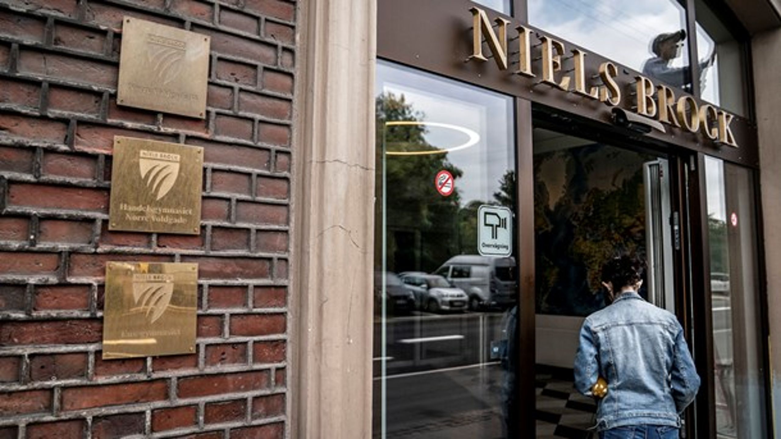 For os spiller det en rolle, at de unge har valgt os til. Hvis vi lytter til dem, lærer vi noget om, hvordan vi kan forbedre vores eget gymnasium, skriver tre administrerende direktør på handelsskoler.