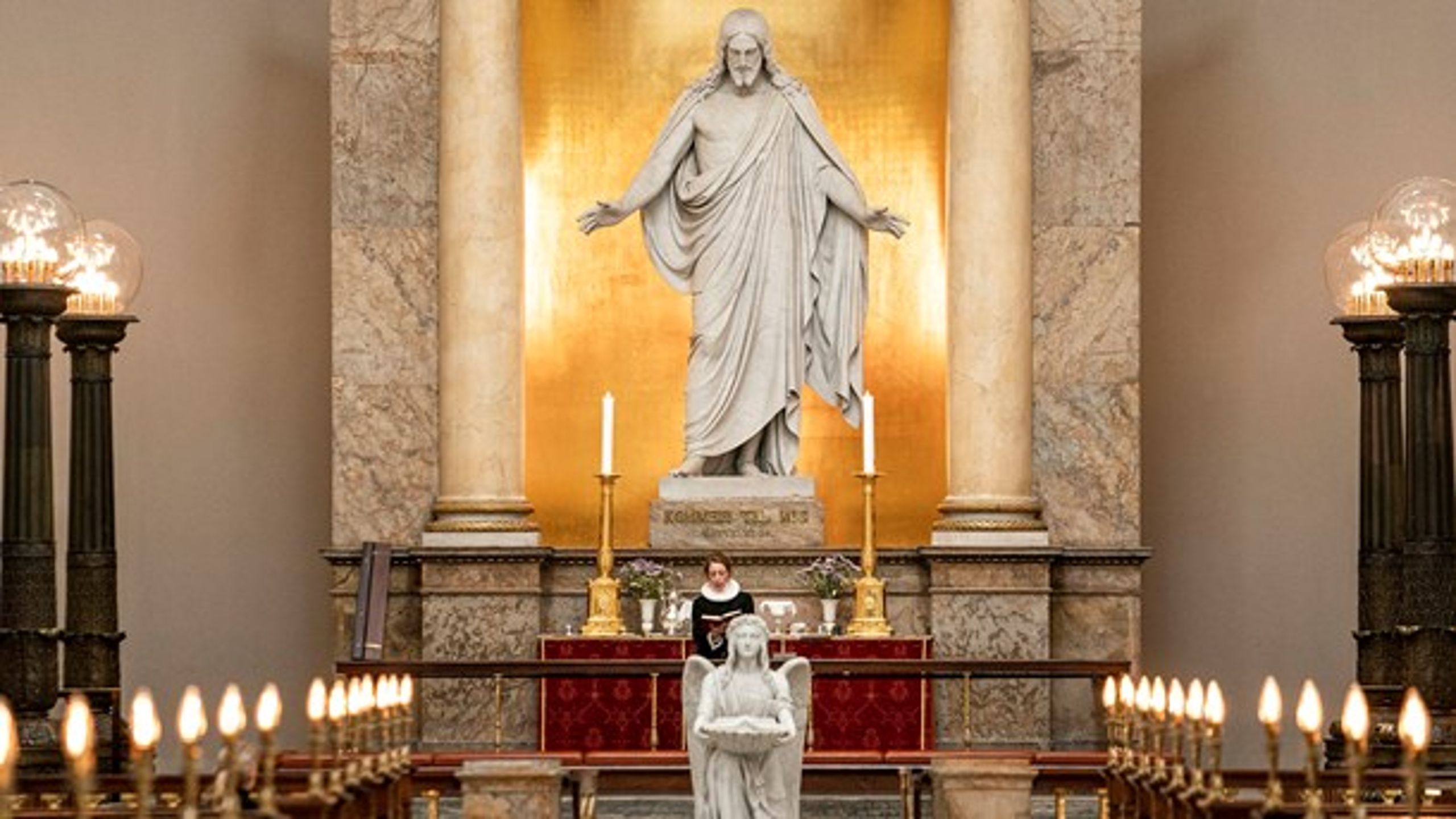 Selv om vuggestuer, børnehaver og grundskoler gradvis genåbnes, gælder forbuddet mod at forsamles mere end ti ad gangen fortsat. Og rigtig mange virksomheder og institutioner skal fortsat holde lukket – det gælder blandt andre kirkerne. Her holdes der radiogudstjeneste i Vor Frue Kirke i København.