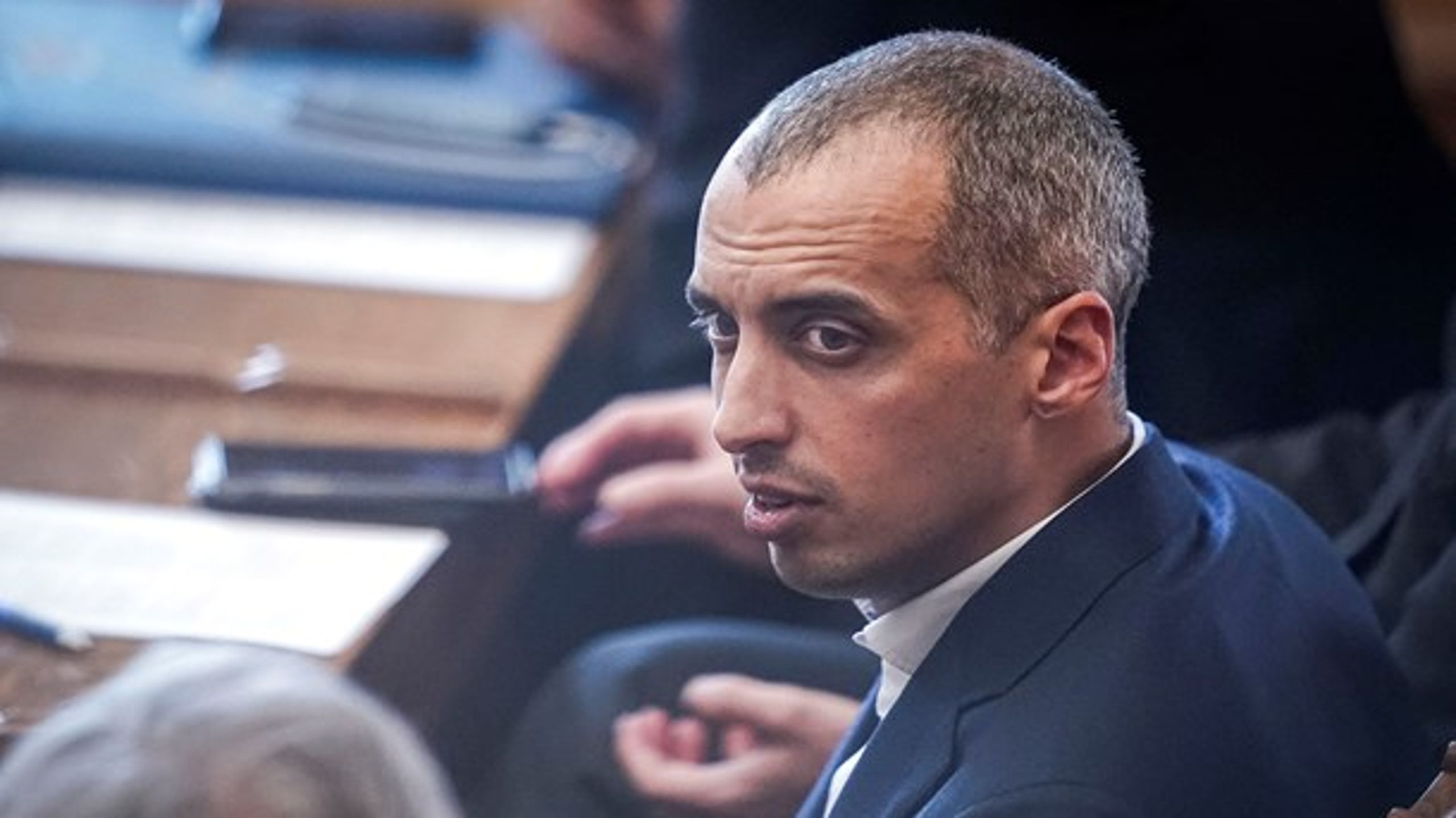 Udlændinge- og integrationsminister Mattias Tesfaye (S) suspenderer nu på grund af smitterisiko&nbsp;kravet om, at man skal give håndtryk for at få statsborgerskab.