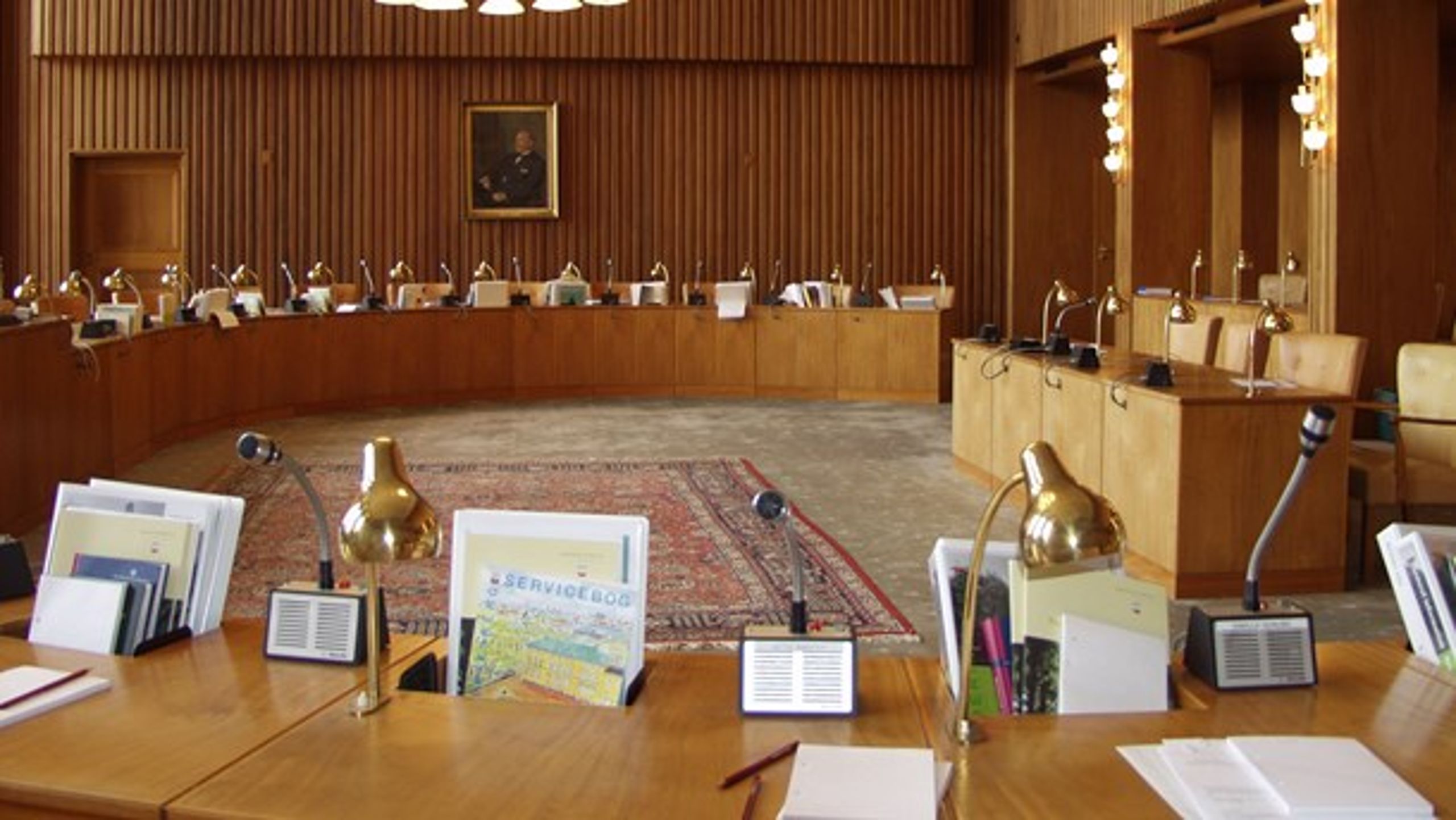 Selv om kommunalebstyrelser og byrådet landet over er ved at trække i det politiske arbejdstøj, så vil de traditionelle mødesale stadig stå tomme noget tid endnu. Politik skal diskuteres virtuelt.