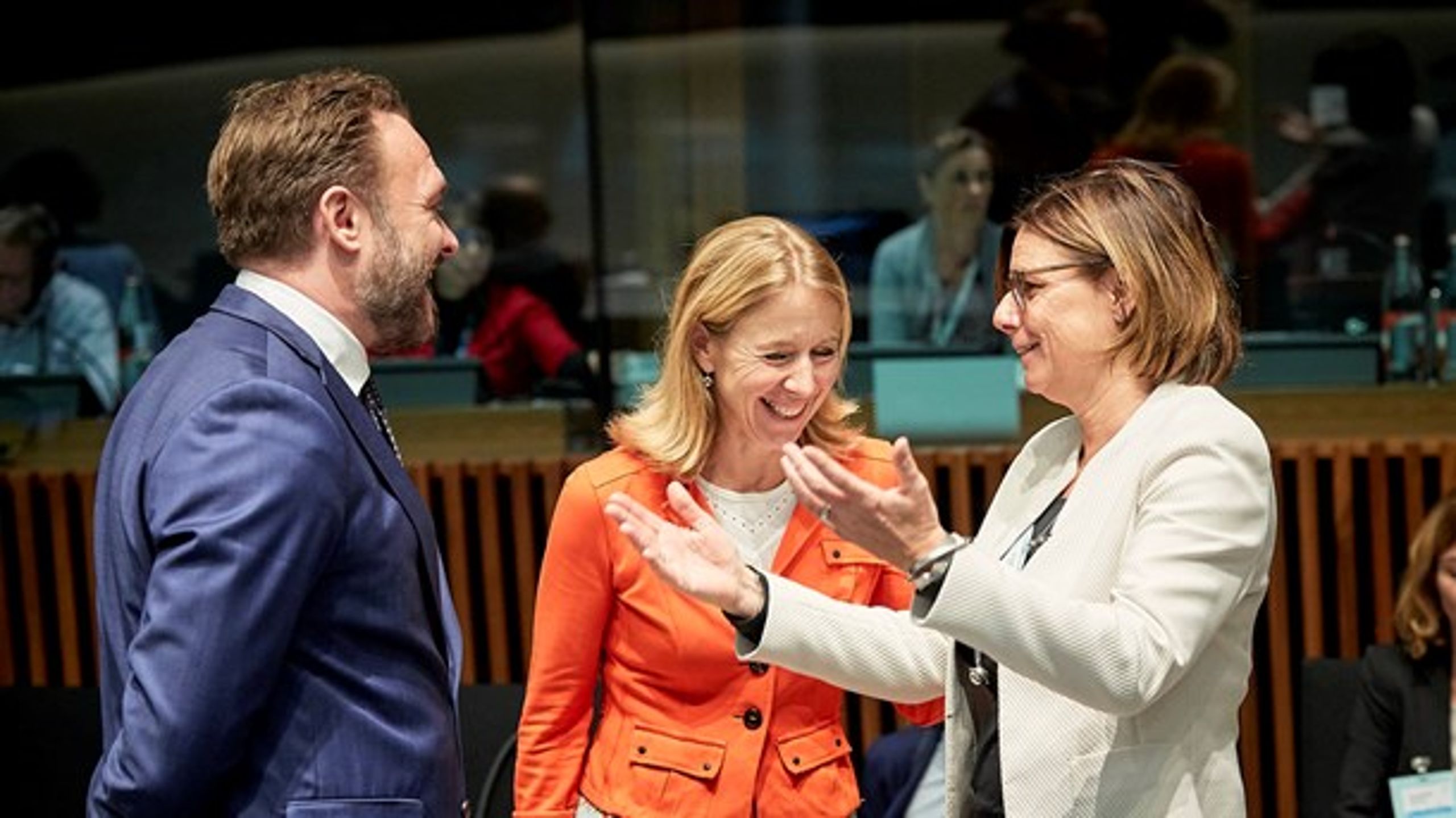 Dan Jørgensen i snak med den svenske miljøminister, Isabella Lövin, til højre og Hollands statssekretær for infrastruktur og miljø,&nbsp;Stientje van Veldhoven i midten. Både Sverige og Holland støtter opråbet til EU-Kommissionen, som Danmark er initiativtager til.