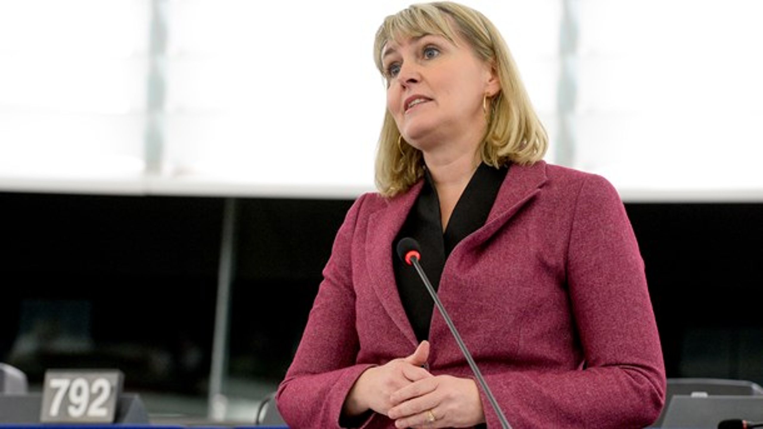 Det er en skæv kritik, når Pernille Weiss (K) angriber de andre grupper i Europa-Parlamentet for at være for sløve til at levere et svar på coronakrisen, mener Christel Schaldemose (S).