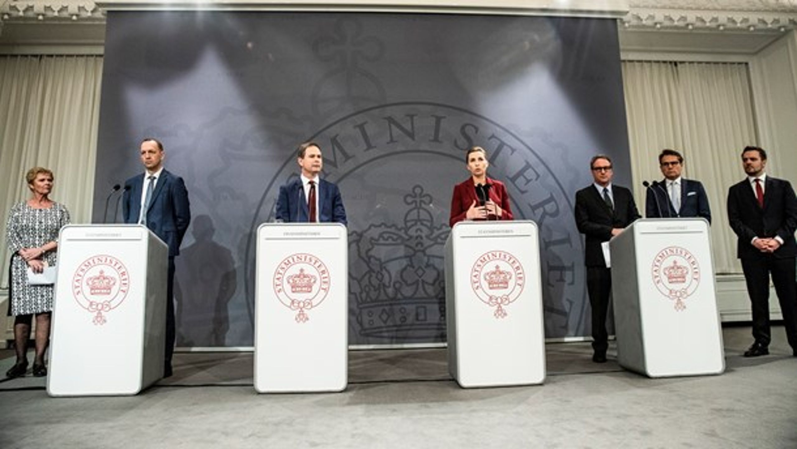 For at undgå fyringer og virksomhedslukninger har regeringen med udgangspunkt i trepartsaftaler lanceret hjælpepakker for op mod 285 milliarder kroner.