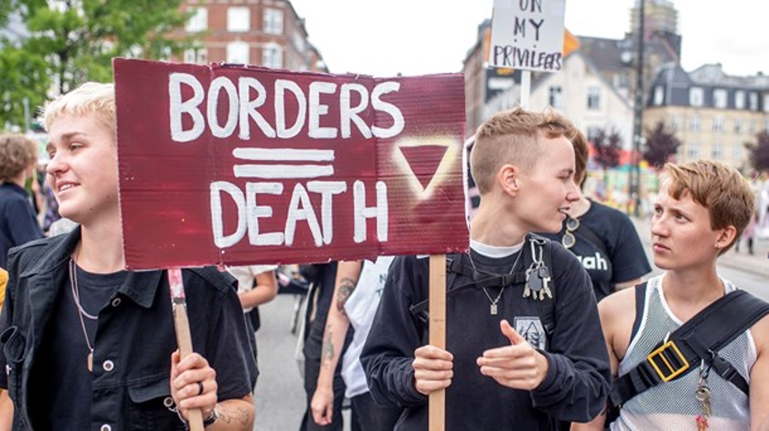 De sociale netværk, der ikke består af den biologiske familie, bliver sværere at nå under krisen. LGBT+-miljøet eller frivillige foreninger forsvinder, skriver Mads Ted Drud-Jensen og Leo Nasser.&nbsp;