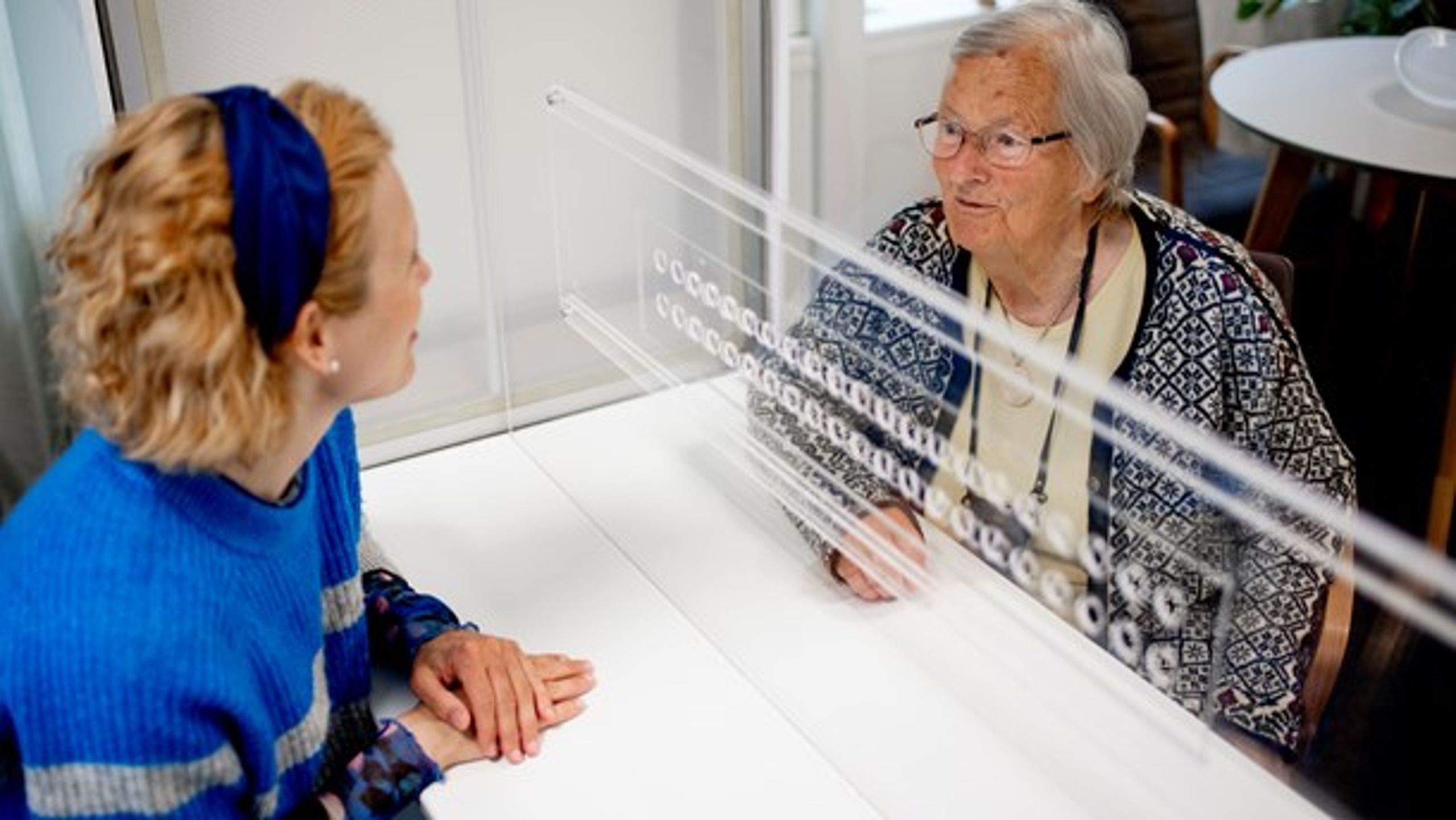 Jeg kan ikke forstå, hvordan vi skal få vores ældre mennesker til at forstå, at det ikke er, fordi vi ikke elsker dem, at vi ikke rører ved dem, skriver Carolina Magdalene Maier.
