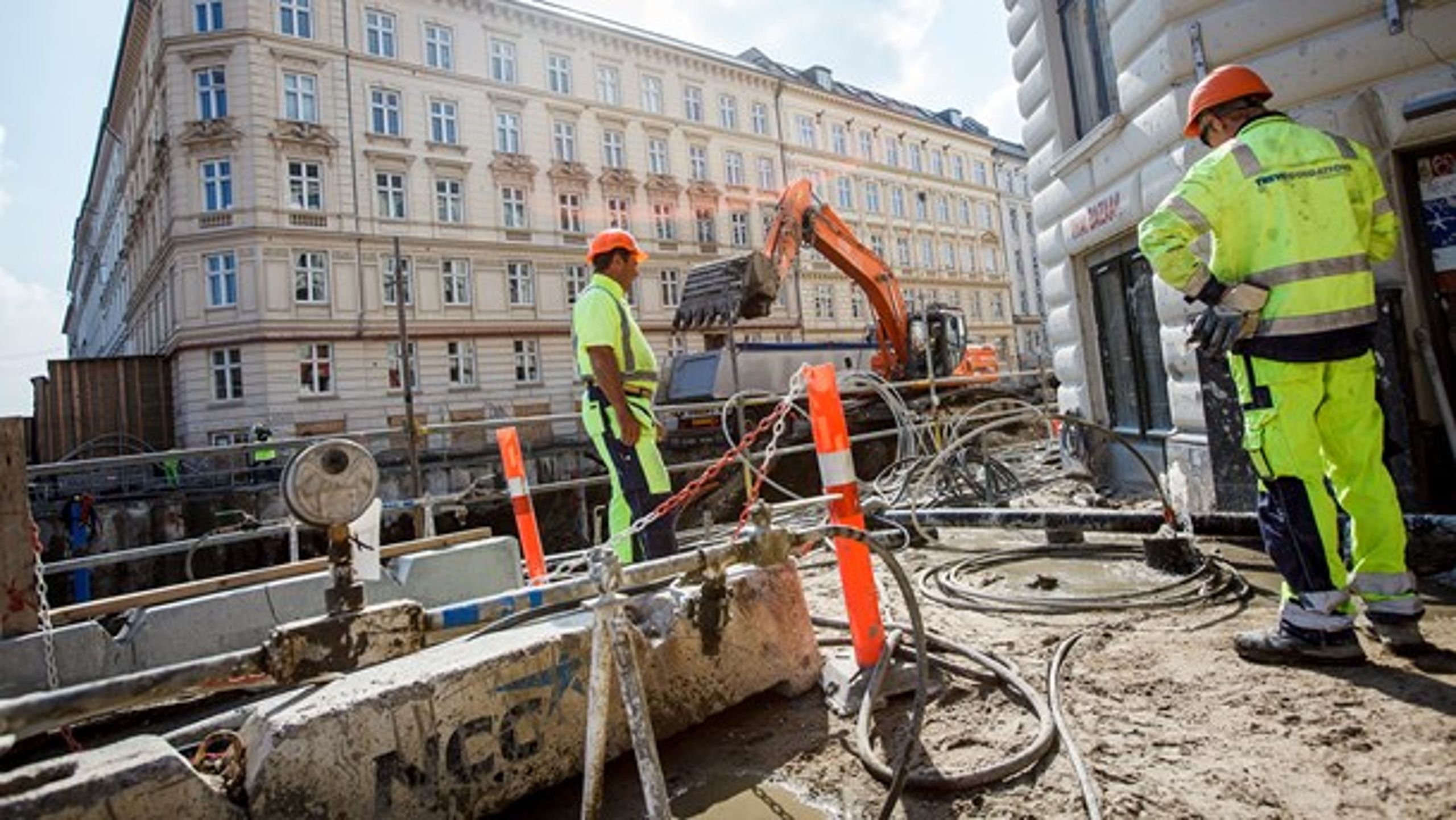 Bygge- og anlægsbranchen skal være bedre til at promovere kvindelige rollemodeller og deres evner, skriver Louise Sjøntoft.