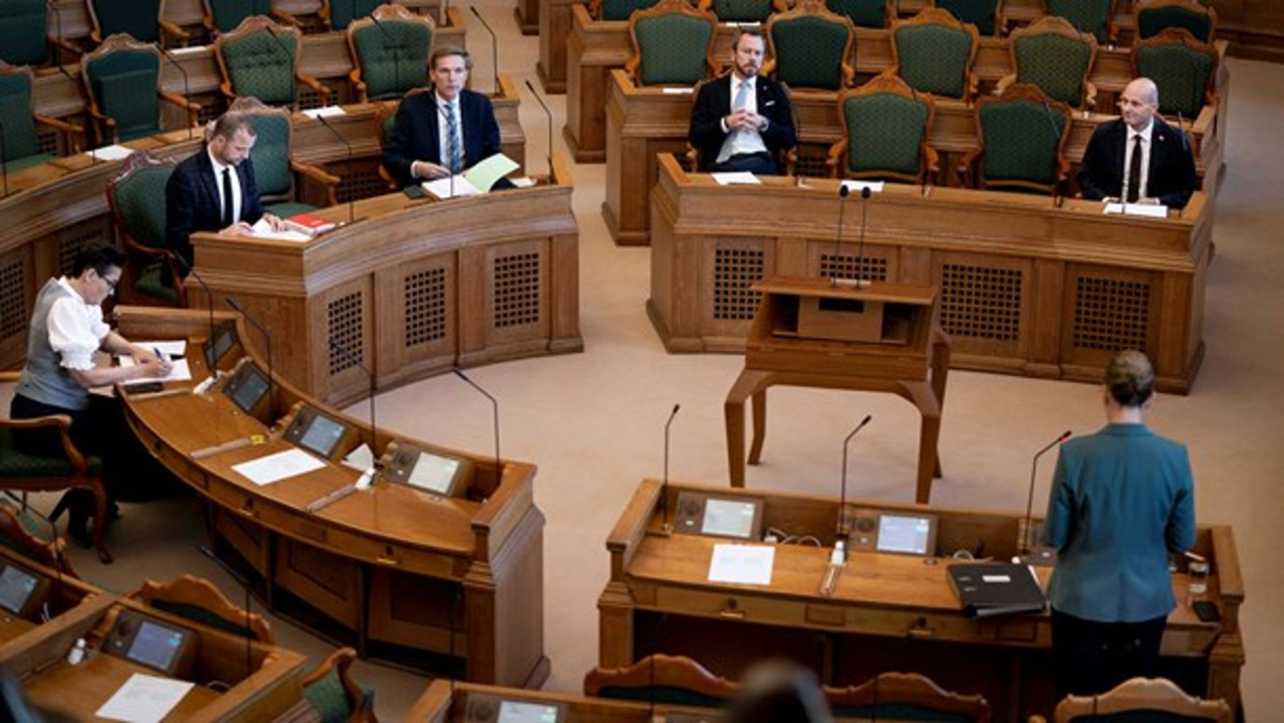 Politisk har vi været igennem den nemme del, hvor alle blev behandlet ens. Det svære er den selektive oplukning, hvor grupper bliver forskelsbehandlet, skriver Hans Mouritzen.