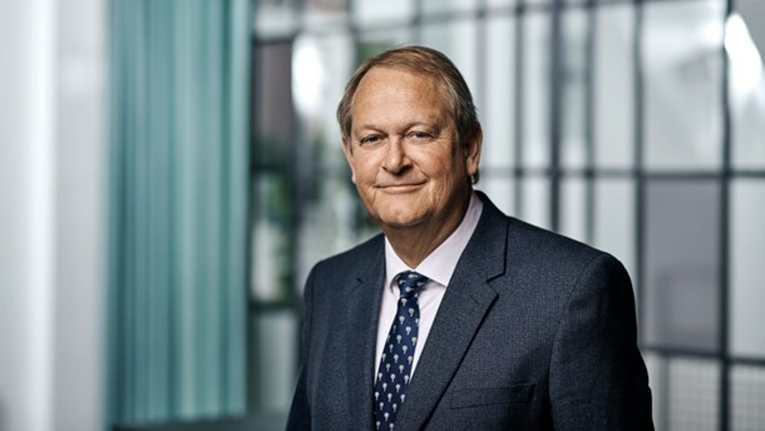 Restauranter, spillesteder og lignende bør midlertidigt få nedsat momsen til det laveste niveau, som EU-reglerne tillader, skriver Ledernes direktør, Henrik Bach Mortensen.