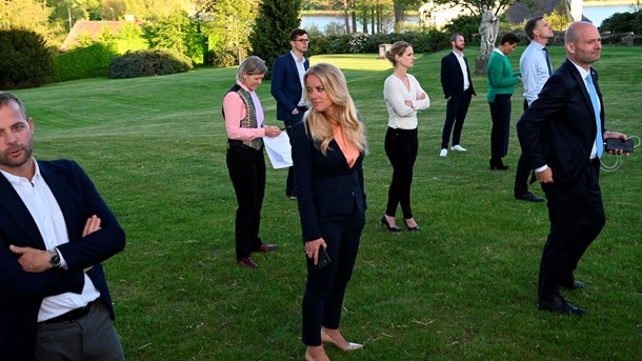 Folketingets partiledere ventede troligt, mens statsminister Mette Frederiksen (S)&nbsp;præsenterede den næste fase af genåbningen i torsdags. Statsministerens lederrolle under coronakrisen koster selvsamme ledere vælgere.