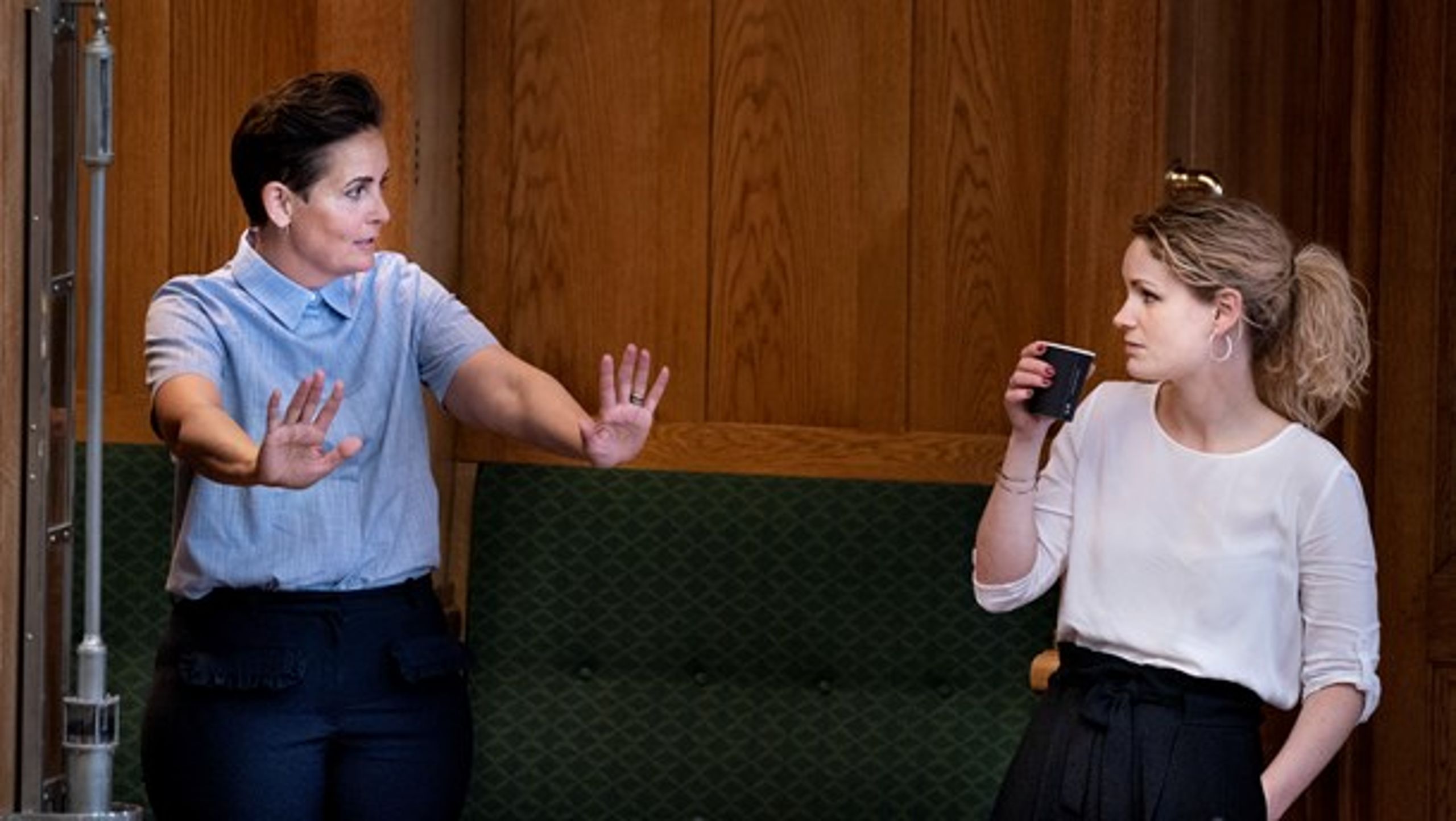 Partilederne har under udformningen af hjælpepakkerne&nbsp;været de rene statister. Forløbet har særligt ydmyget lederne af støttepartierne, skriver Lars Trier Mogensen.