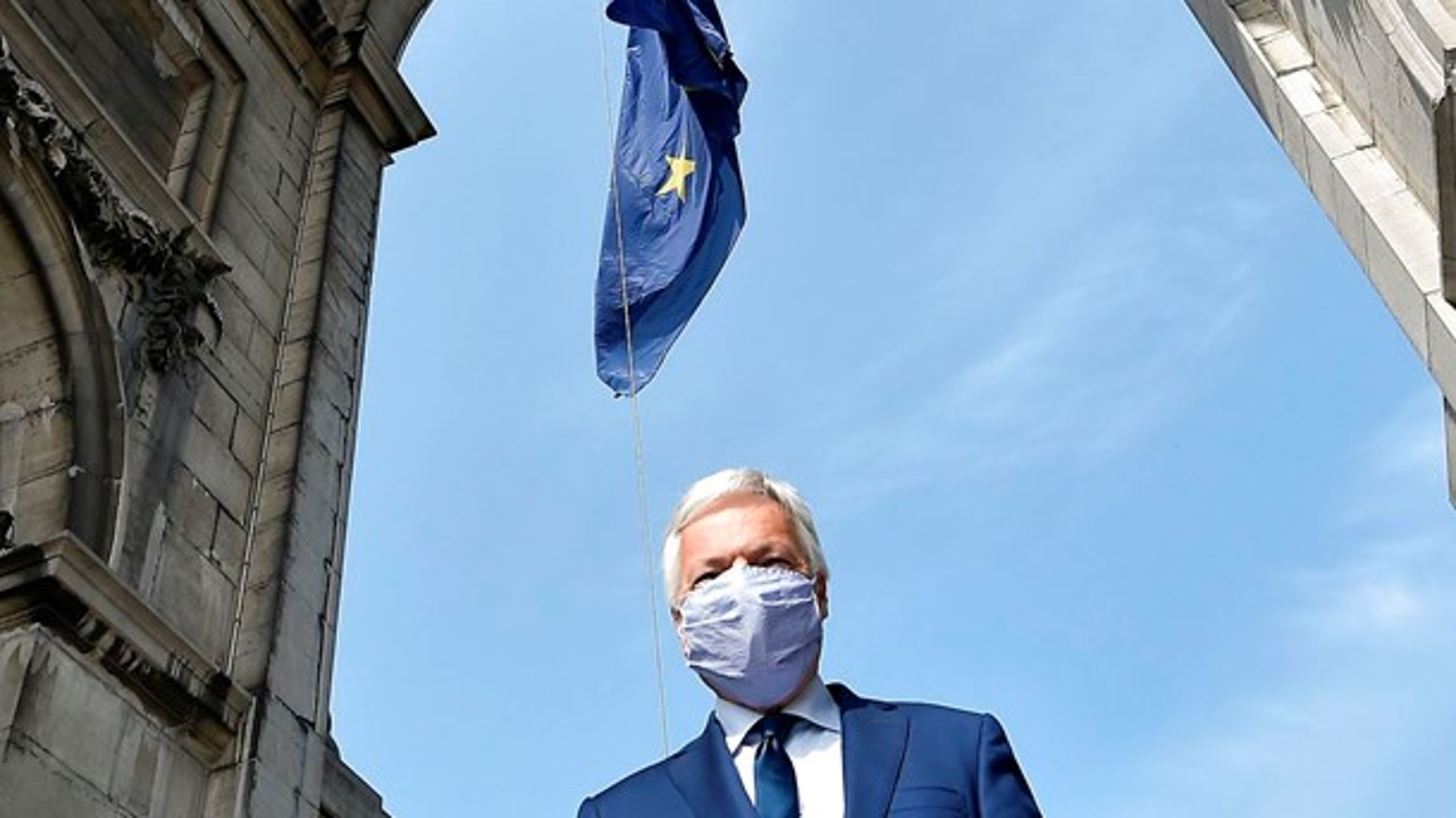 EU-kommissær Didier Reynders viser, hvordan mange europæere kan komme til at se ud, hvis de vil rejse ud i Europa til sommer.