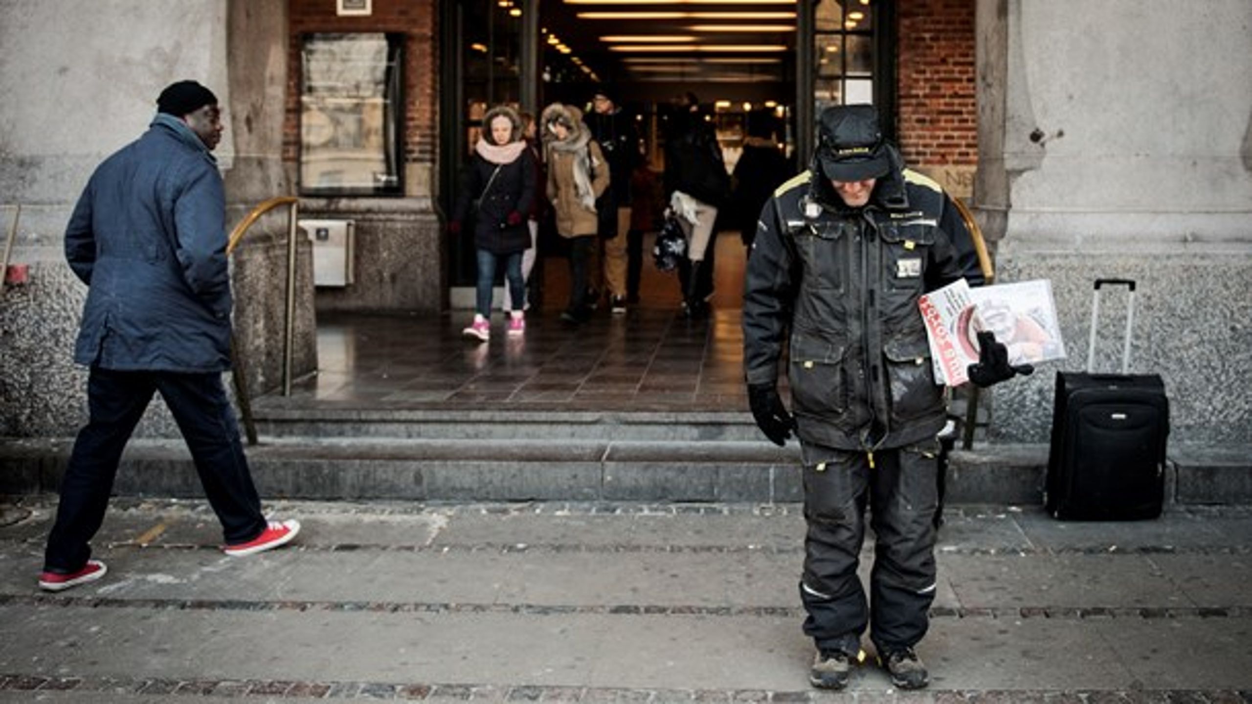 Hvis man lever på gaden eller i skoven, er det et stort problem med noget så simpelt som at få strøm til at holde liv i den nu så&nbsp;livsvigtige telefon, skriver Kirkens Korshærs chef.&nbsp;